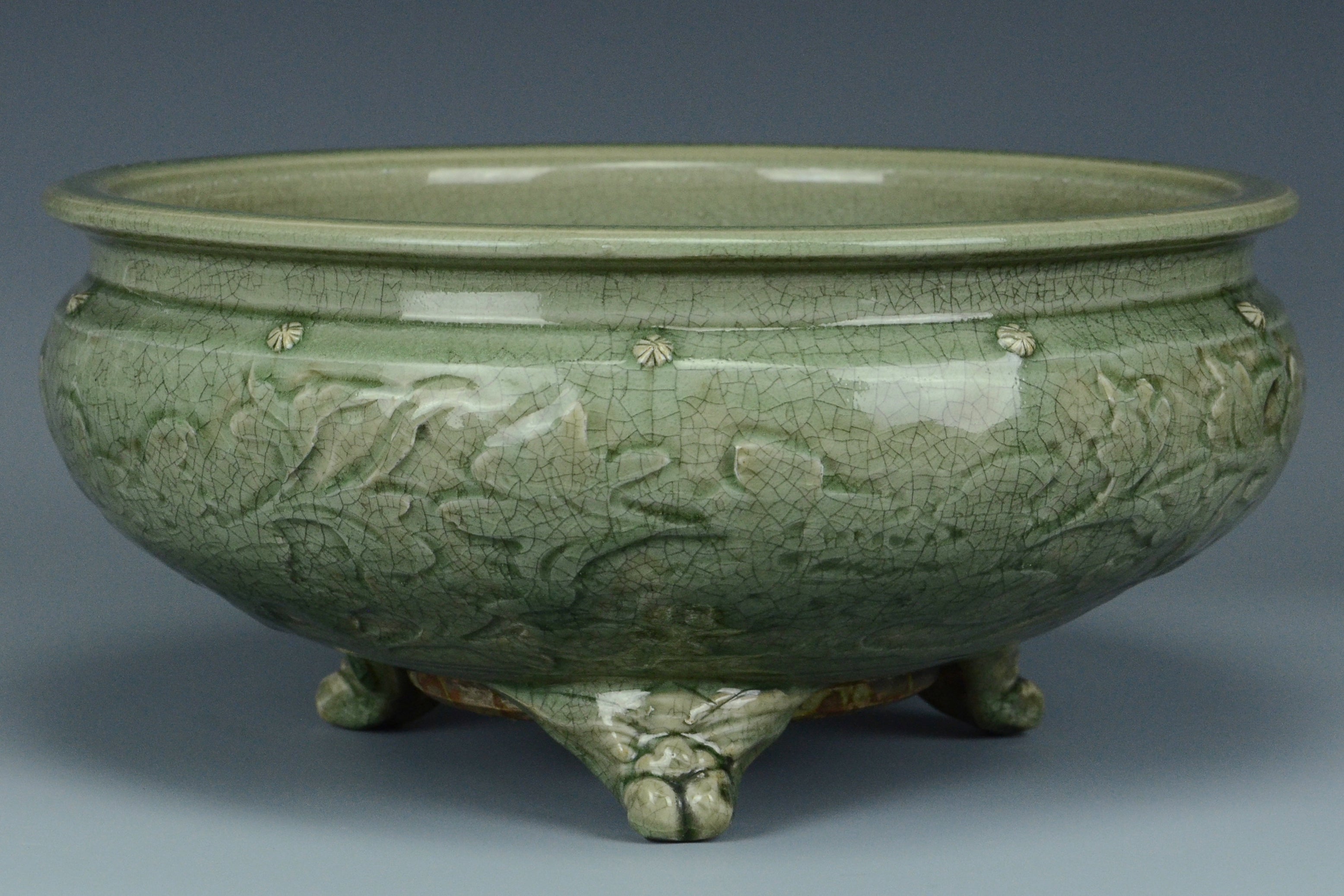 P929: A CHINESE LARGE MING DYNASTY STYLE CELADON GLAZED INCENSE BURNER