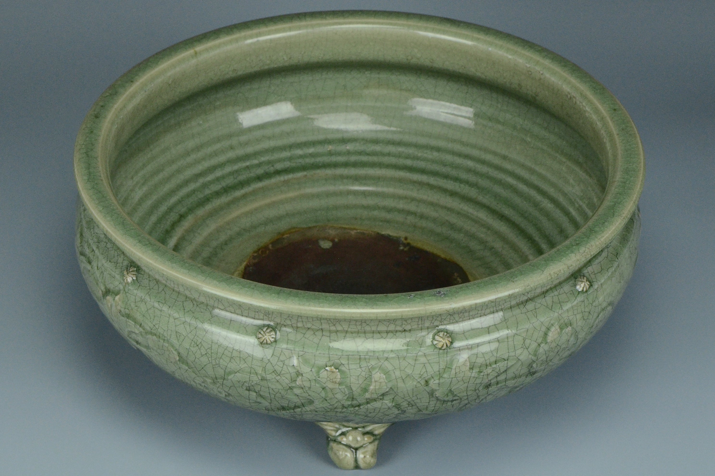 P929: A CHINESE LARGE MING DYNASTY STYLE CELADON GLAZED INCENSE BURNER