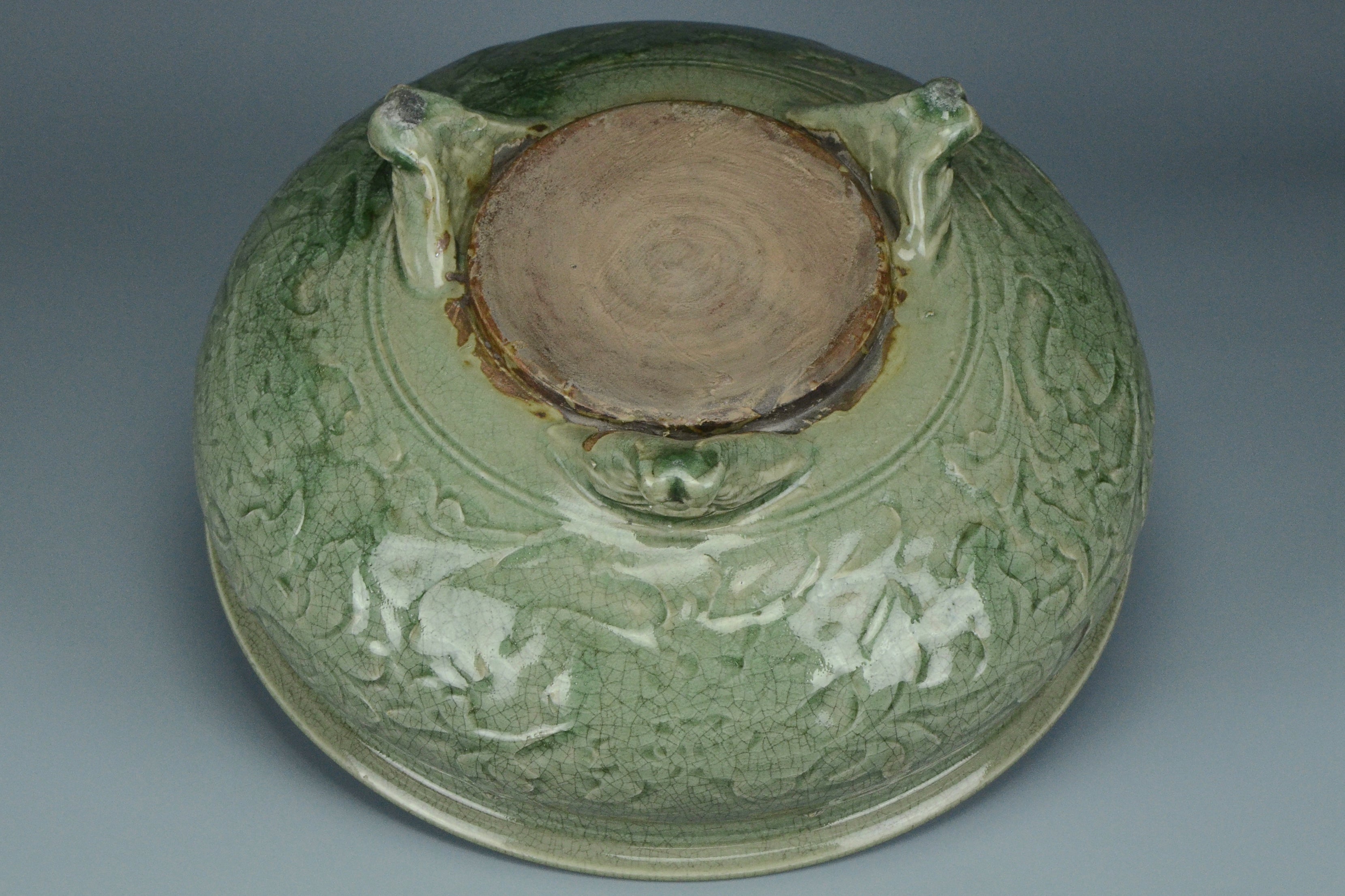 P929: A CHINESE LARGE MING DYNASTY STYLE CELADON GLAZED INCENSE BURNER