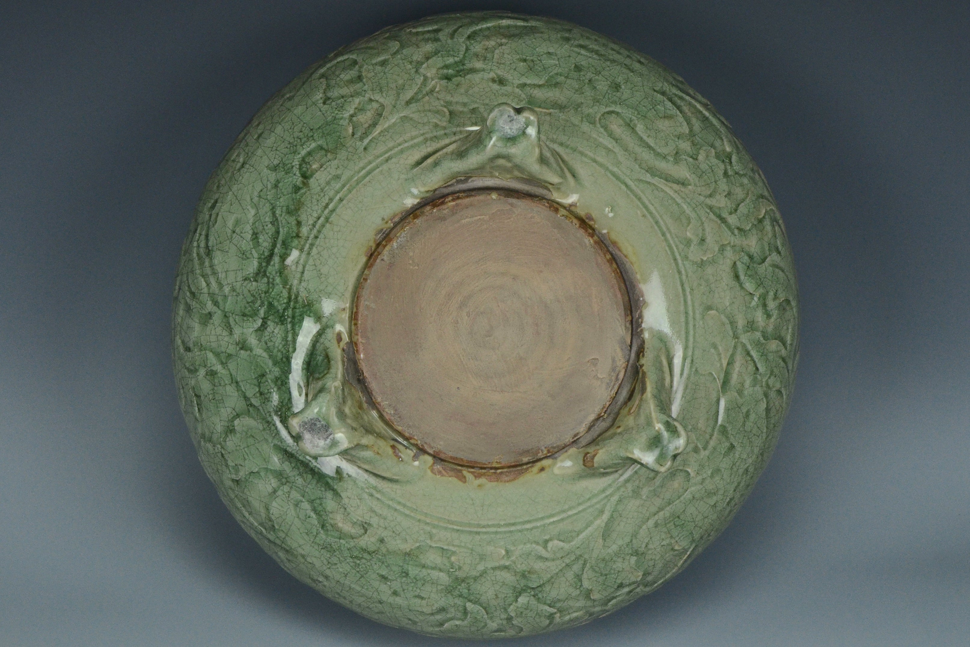 P929: A CHINESE LARGE MING DYNASTY STYLE CELADON GLAZED INCENSE BURNER