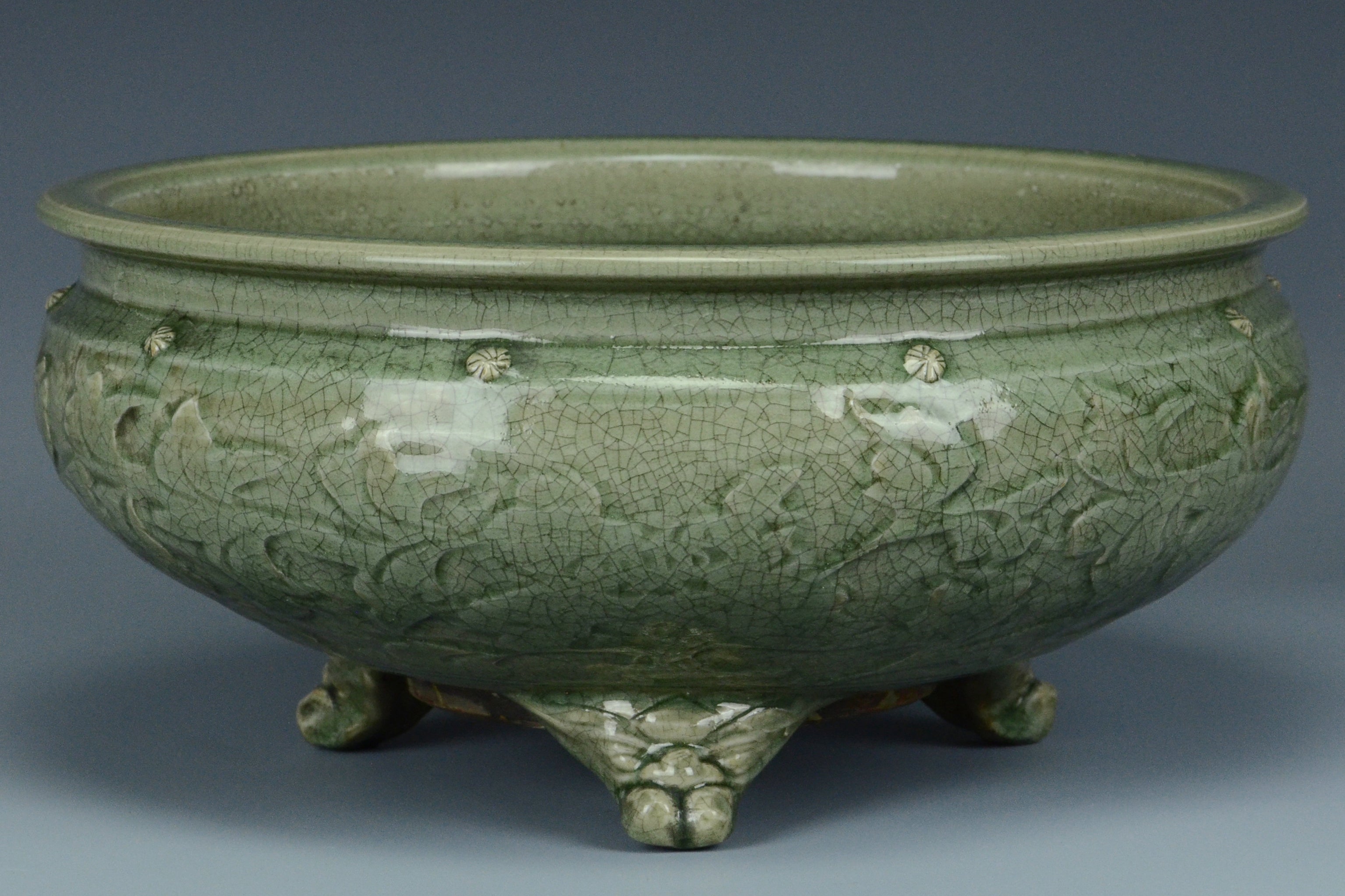 P929: A CHINESE LARGE MING DYNASTY STYLE CELADON GLAZED INCENSE BURNER