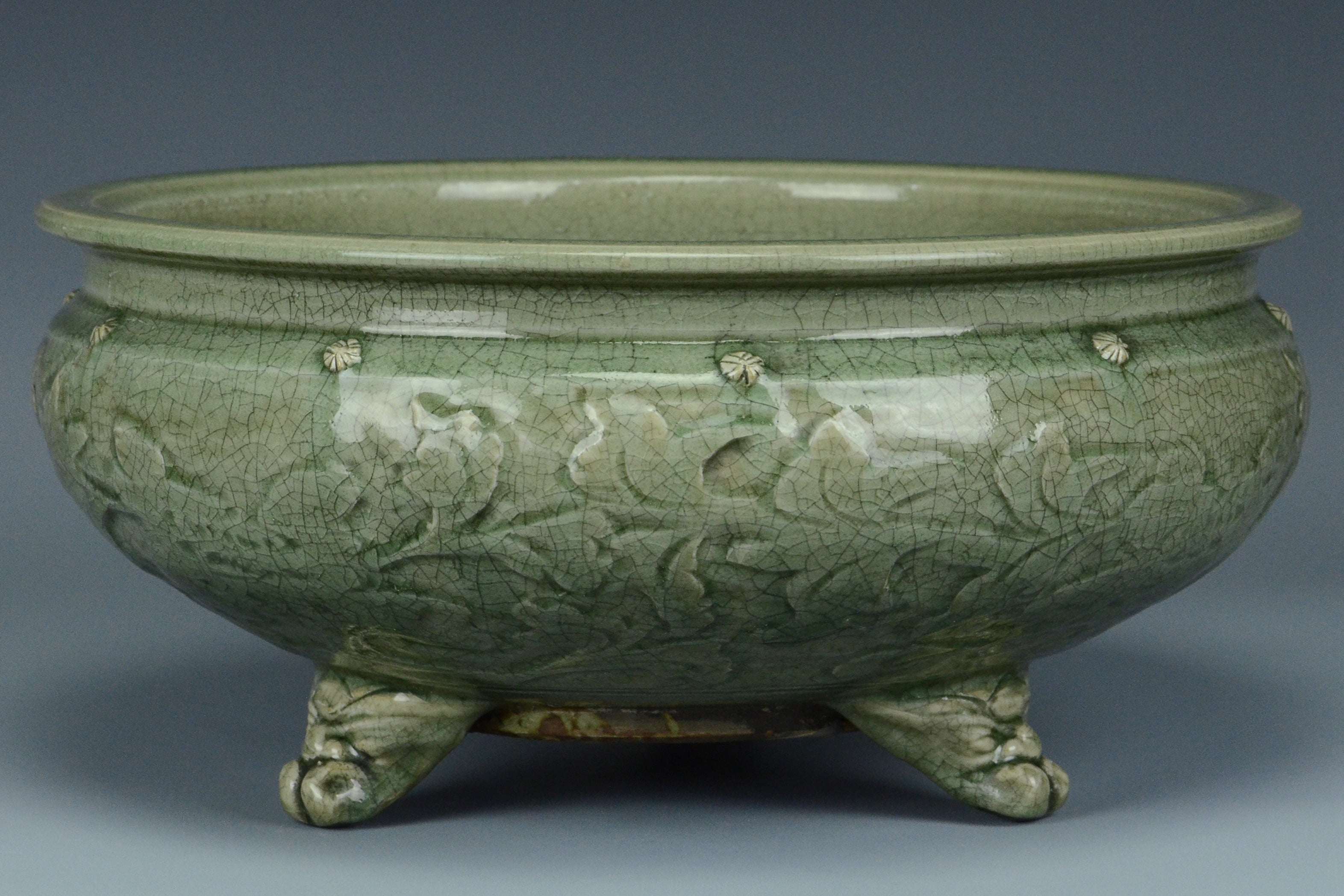 P929: A CHINESE LARGE MING DYNASTY STYLE CELADON GLAZED INCENSE BURNER