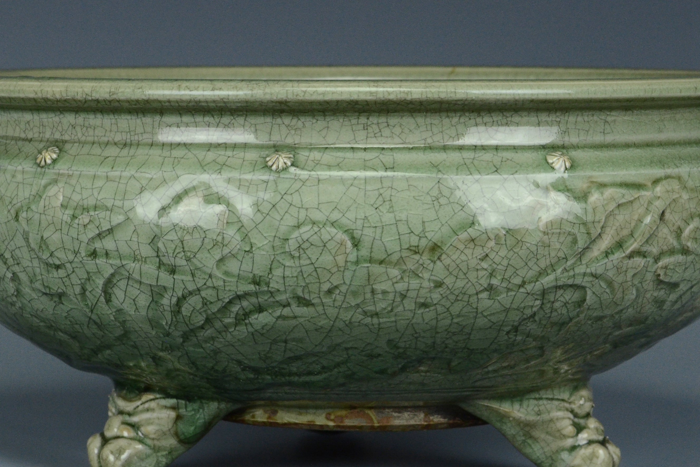 P929: A CHINESE LARGE MING DYNASTY STYLE CELADON GLAZED INCENSE BURNER