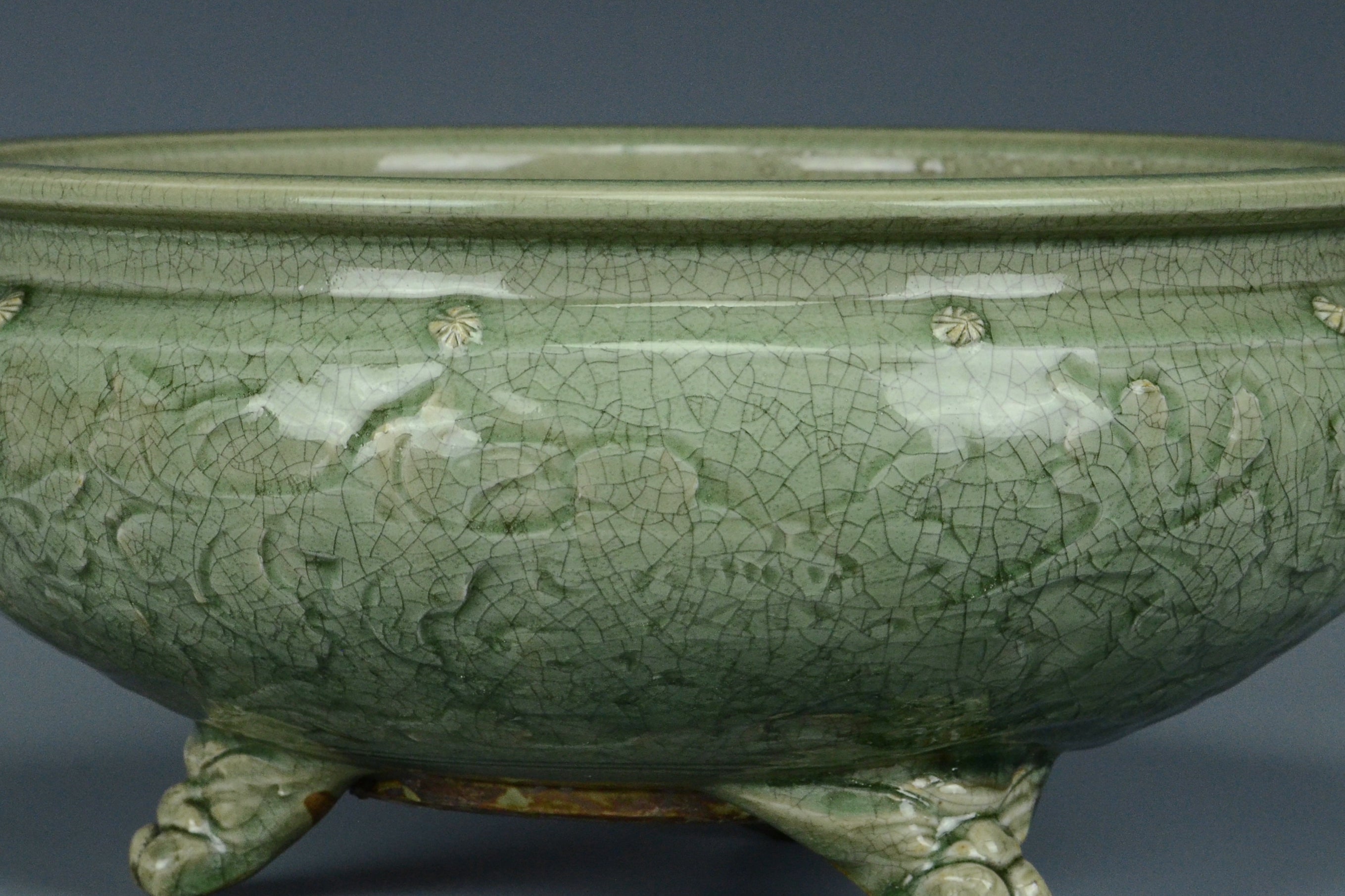 P929: A CHINESE LARGE MING DYNASTY STYLE CELADON GLAZED INCENSE BURNER