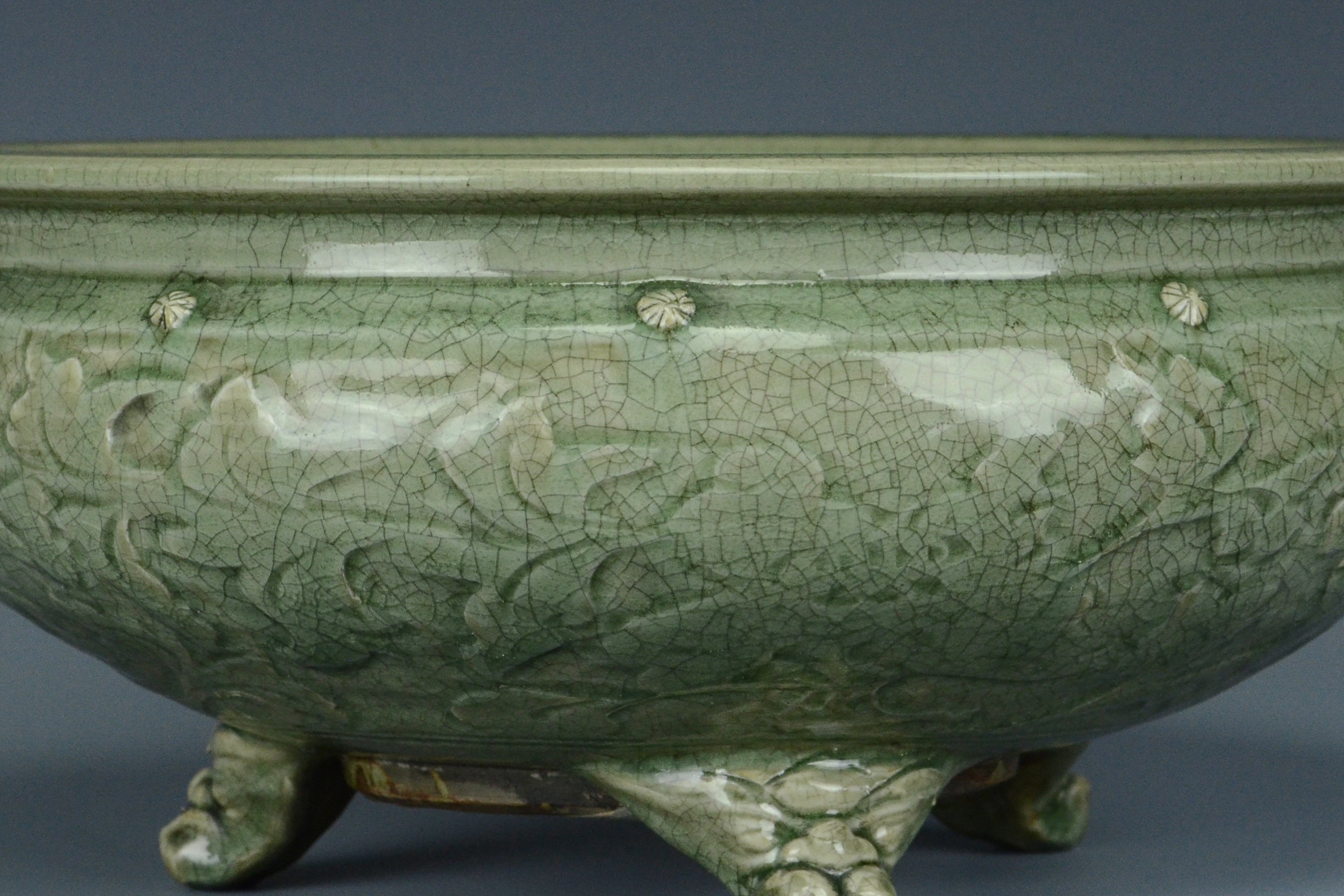 P929: A CHINESE LARGE MING DYNASTY STYLE CELADON GLAZED INCENSE BURNER