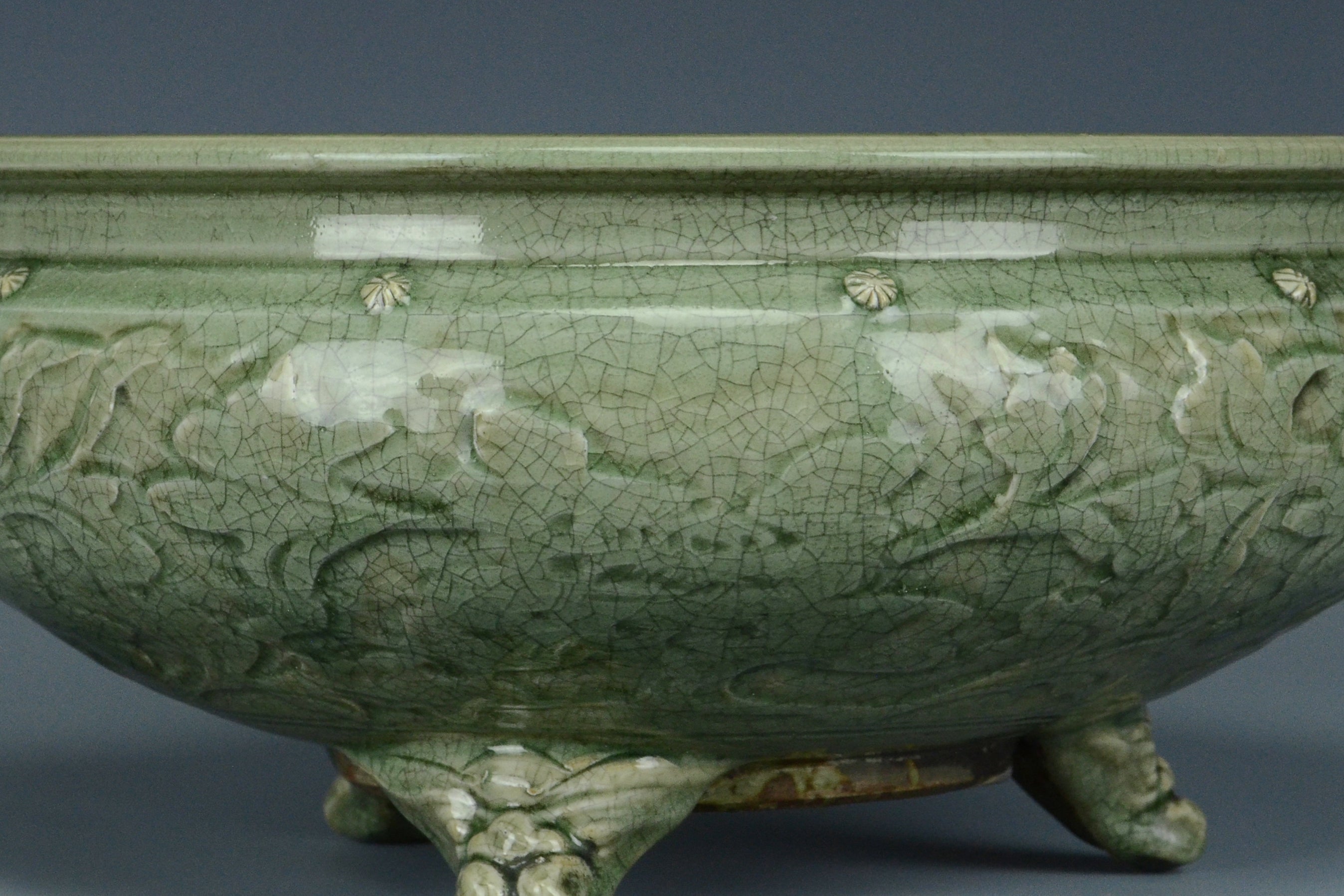 P929: A CHINESE LARGE MING DYNASTY STYLE CELADON GLAZED INCENSE BURNER