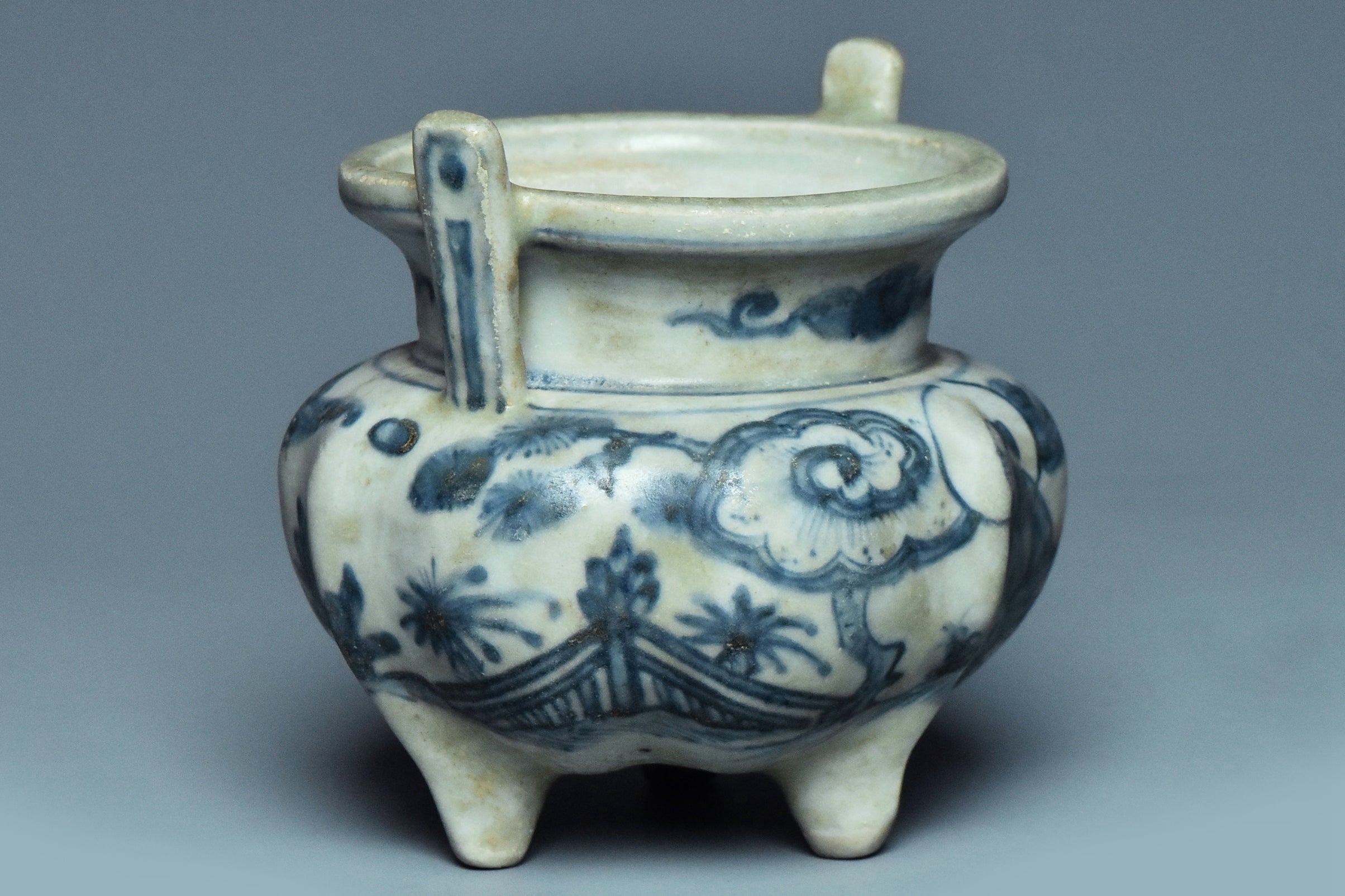 P931: A CHINESE MING DYNASTY STYLE INCENSE BURNER LONGQING MARK