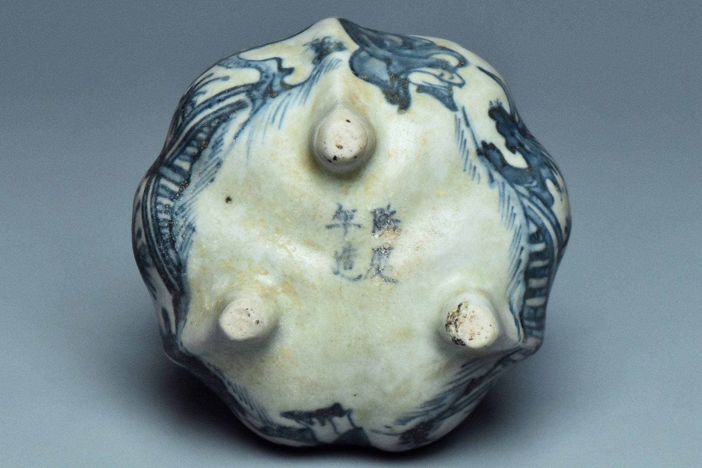 P931: A CHINESE MING DYNASTY STYLE INCENSE BURNER LONGQING MARK