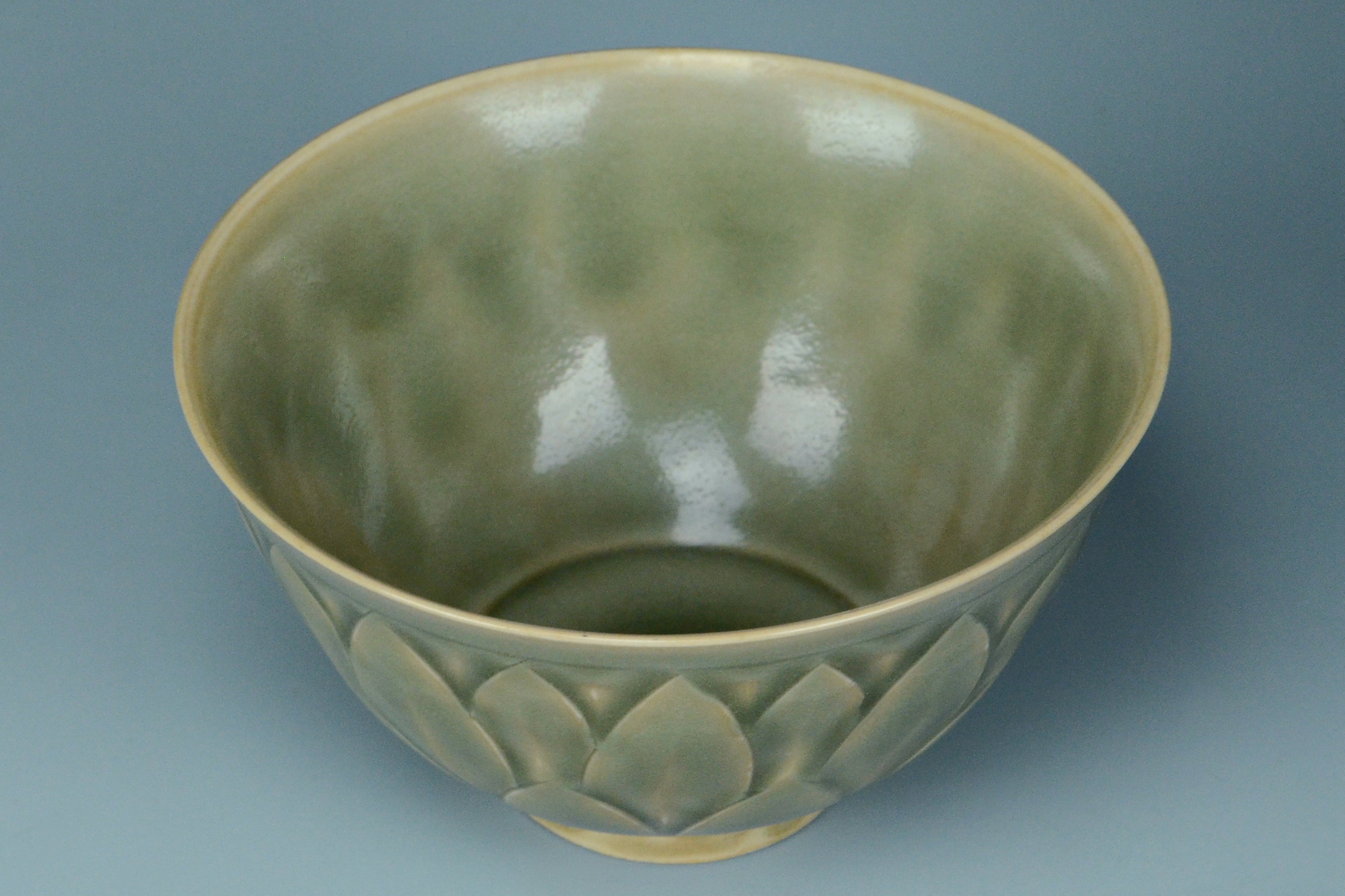 P943: A CHINESE SONG DYNASTY STYLE YAOZHOU CELADON BOWL