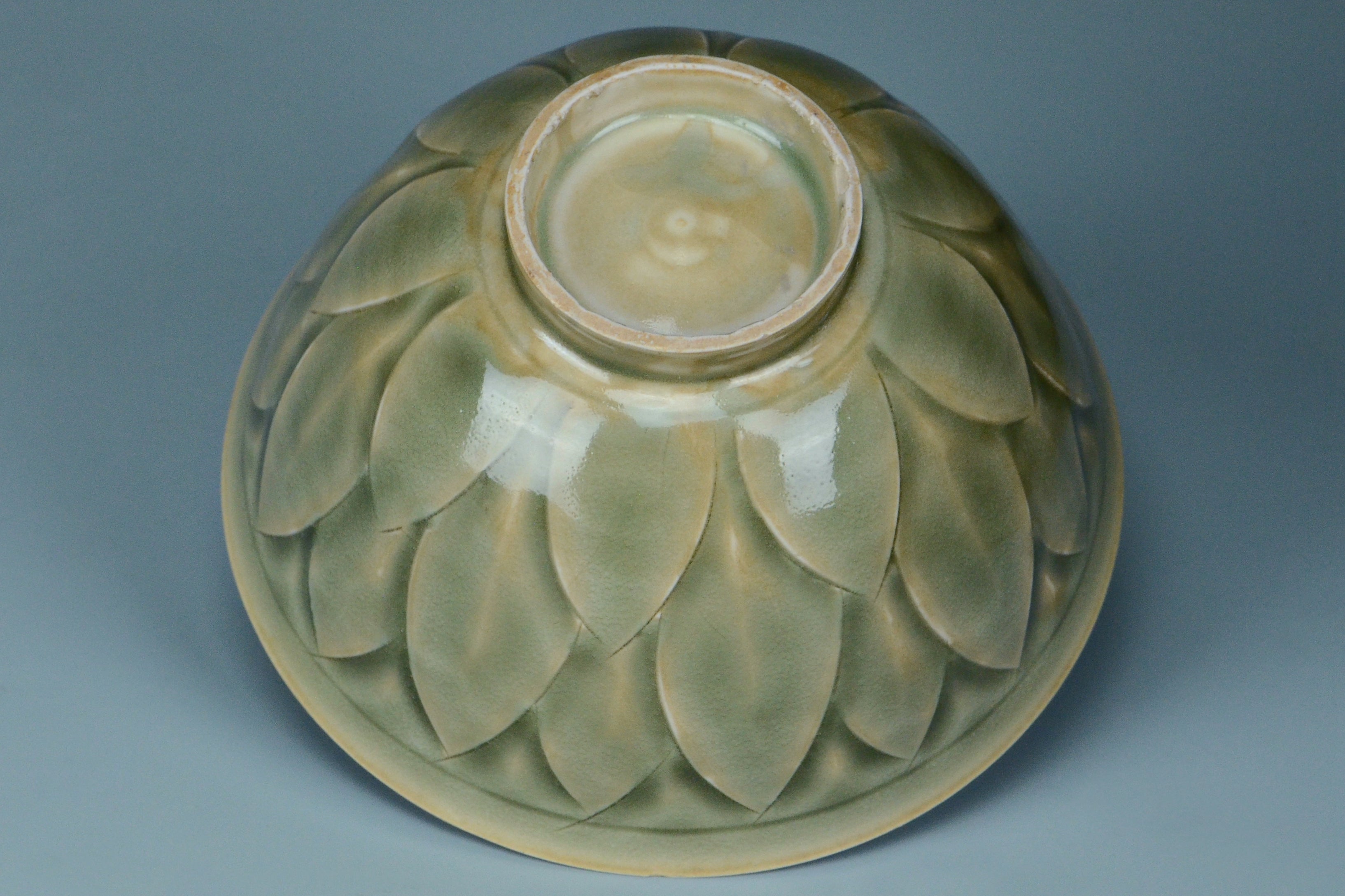 P943: A CHINESE SONG DYNASTY STYLE YAOZHOU CELADON BOWL