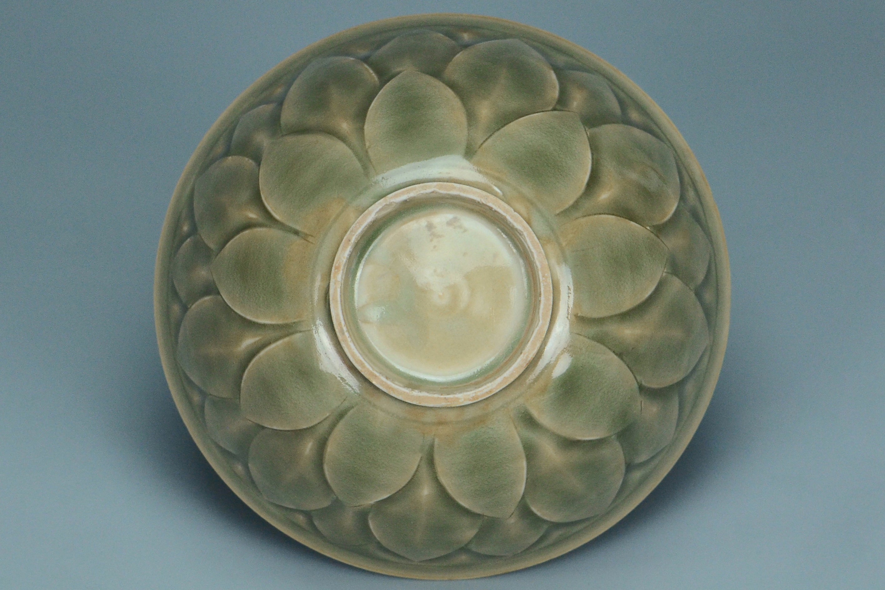 P943: A CHINESE SONG DYNASTY STYLE YAOZHOU CELADON BOWL