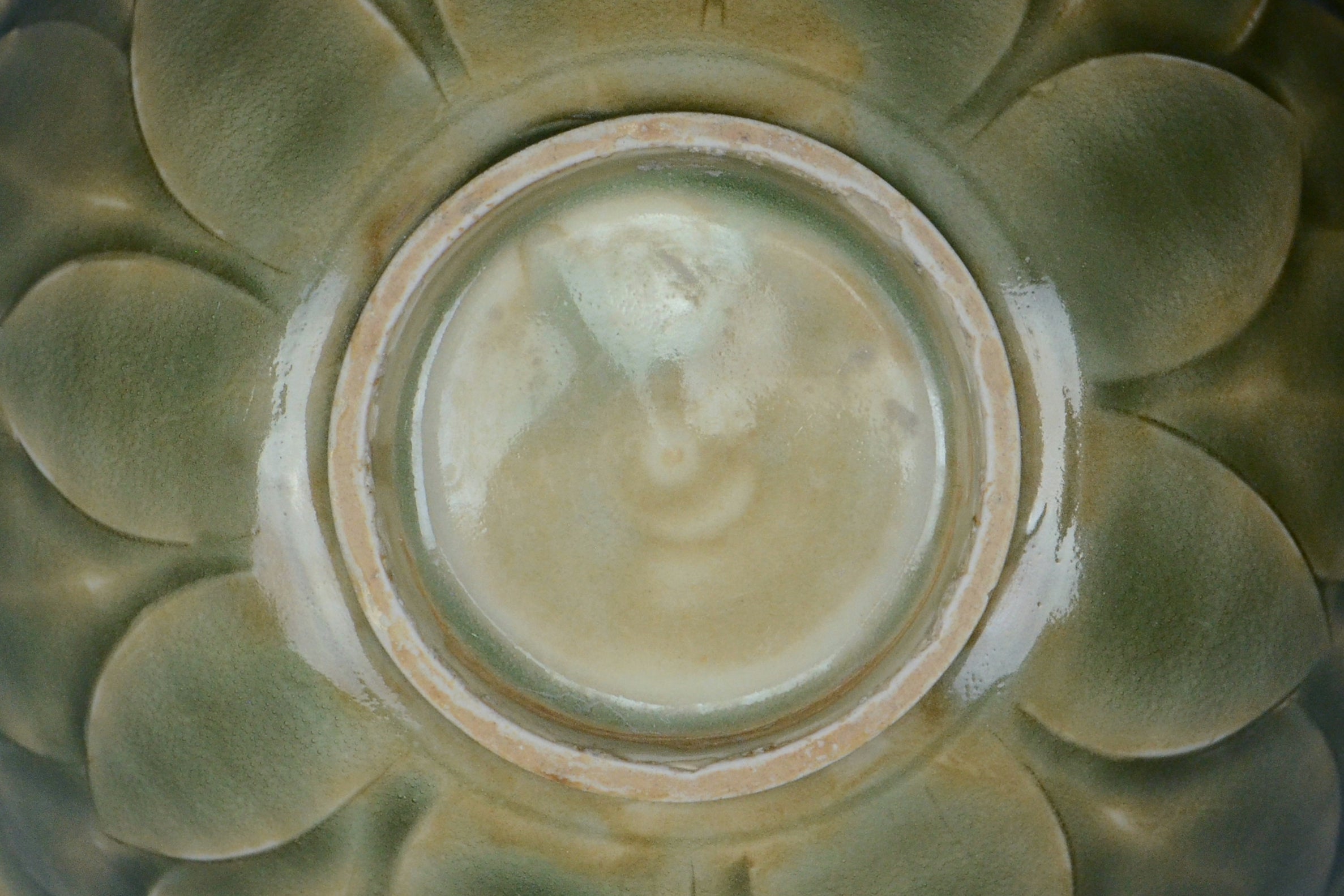 P943: A CHINESE SONG DYNASTY STYLE YAOZHOU CELADON BOWL