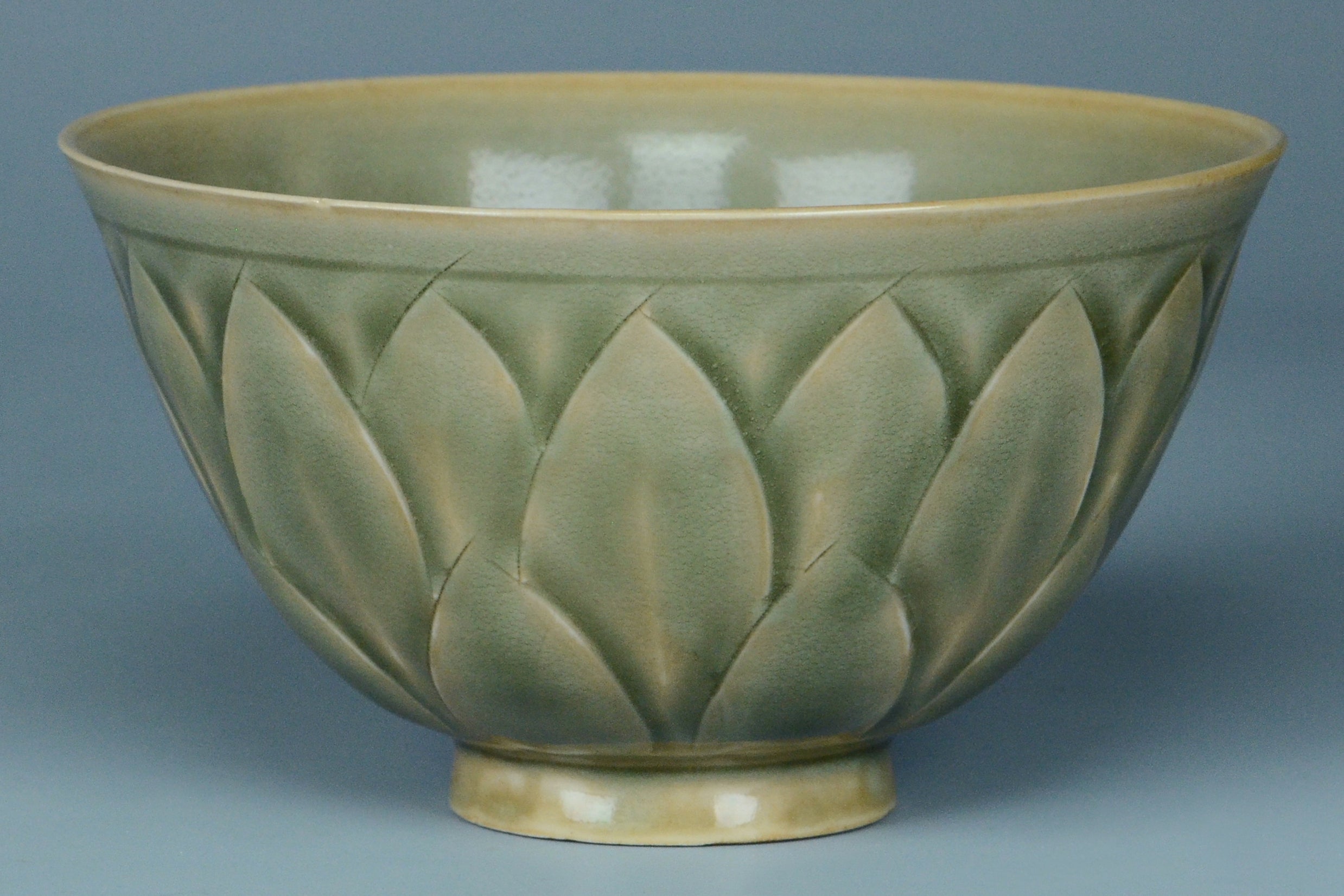 P943: A CHINESE SONG DYNASTY STYLE YAOZHOU CELADON BOWL