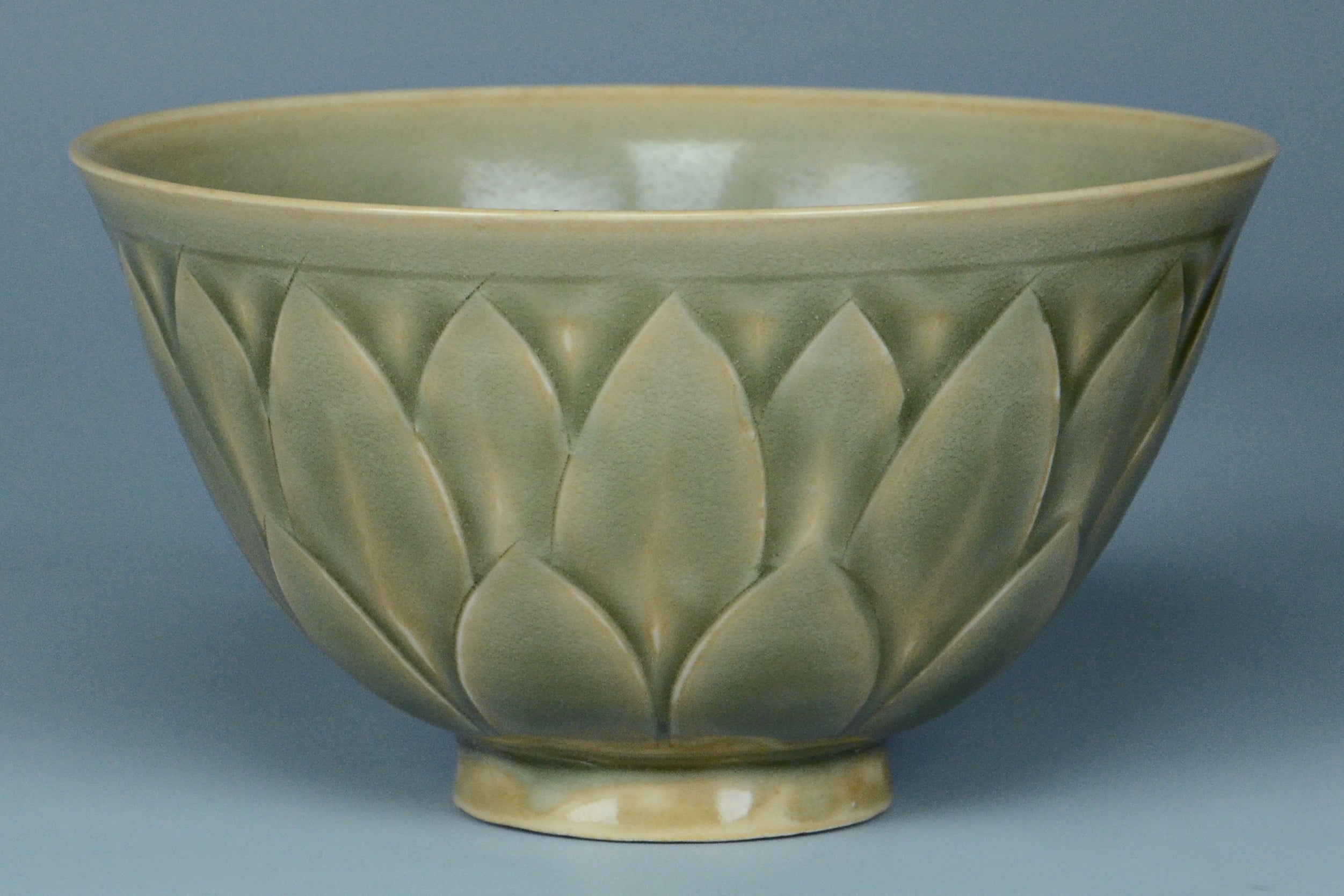 P943: A CHINESE SONG DYNASTY STYLE YAOZHOU CELADON BOWL