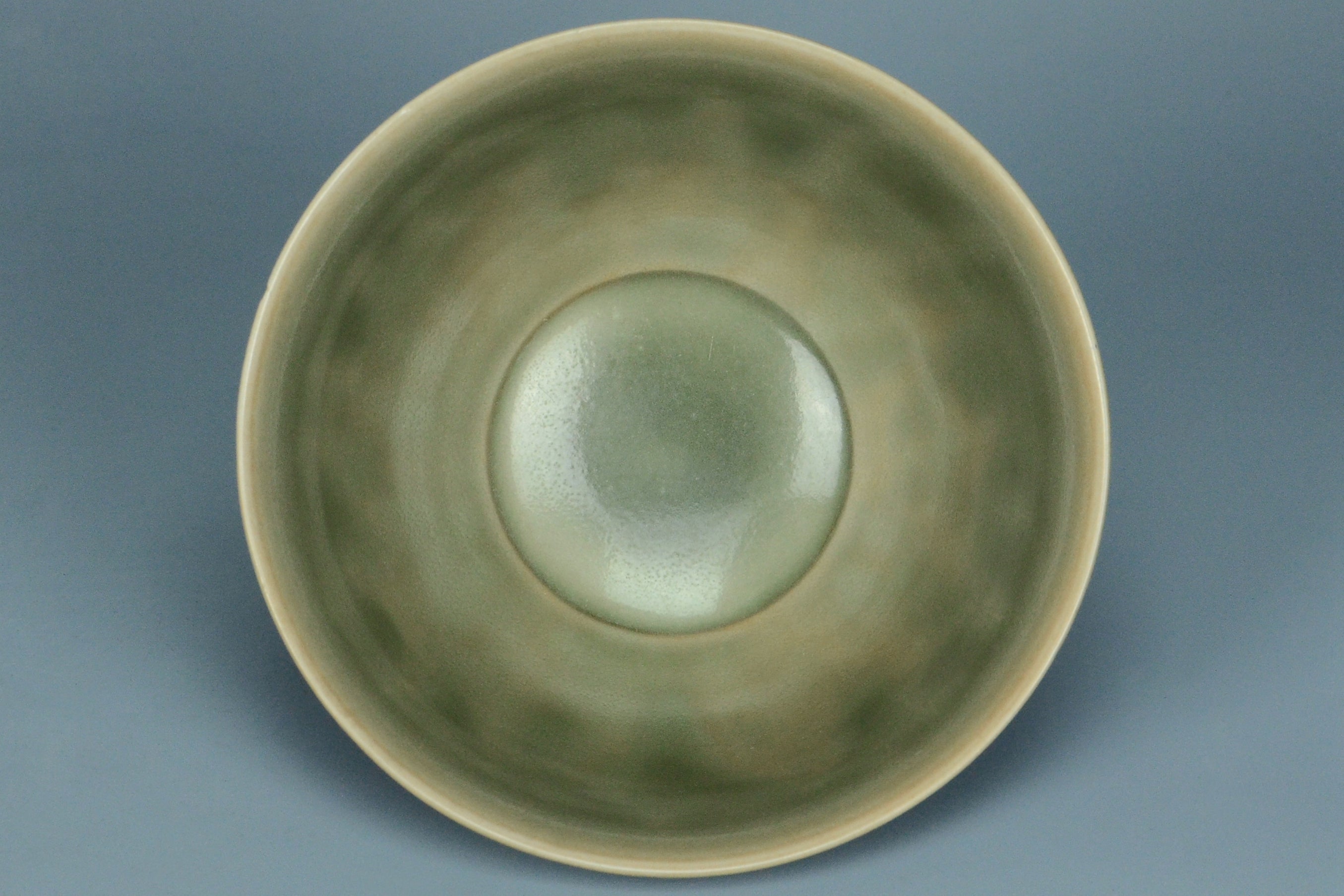 P943: A CHINESE SONG DYNASTY STYLE YAOZHOU CELADON BOWL