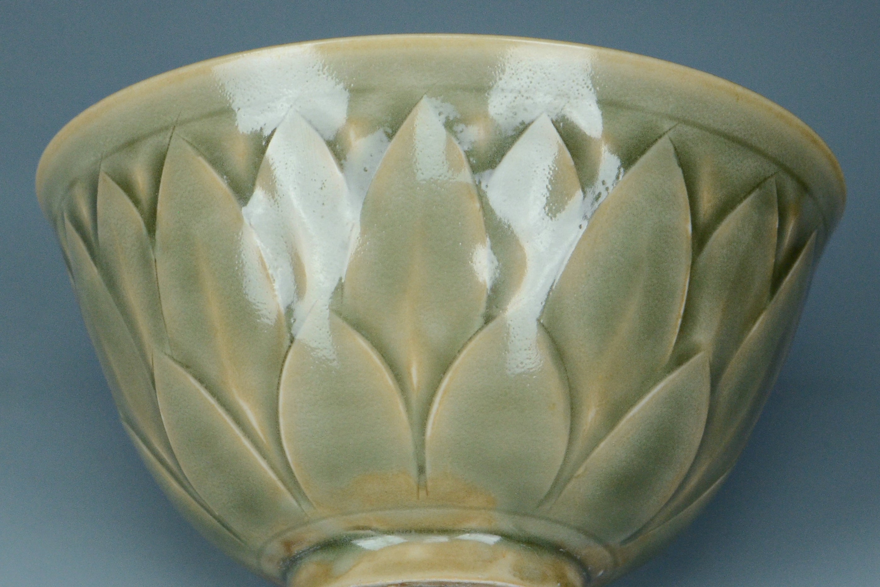 P943: A CHINESE SONG DYNASTY STYLE YAOZHOU CELADON BOWL