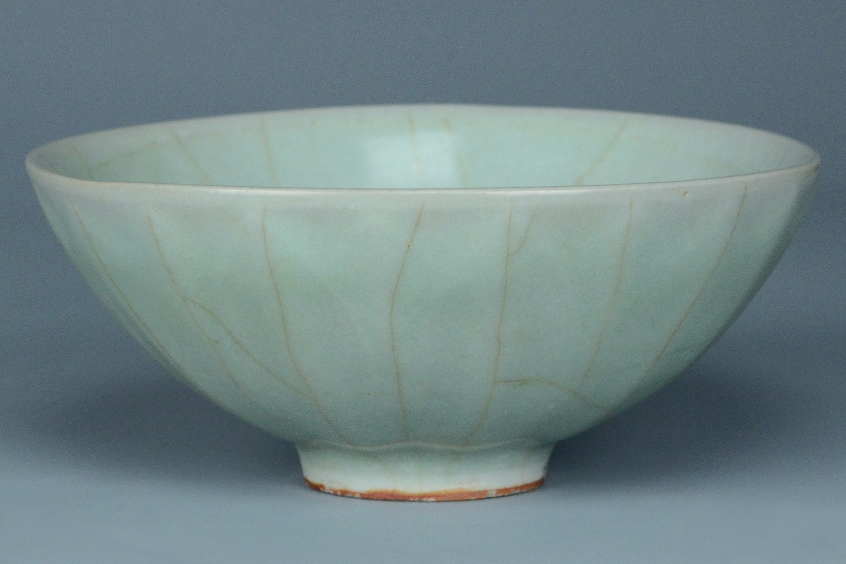 P959: A CHINESE SONG DYNASTY STYLE LONGQUAN CELADON BOWL