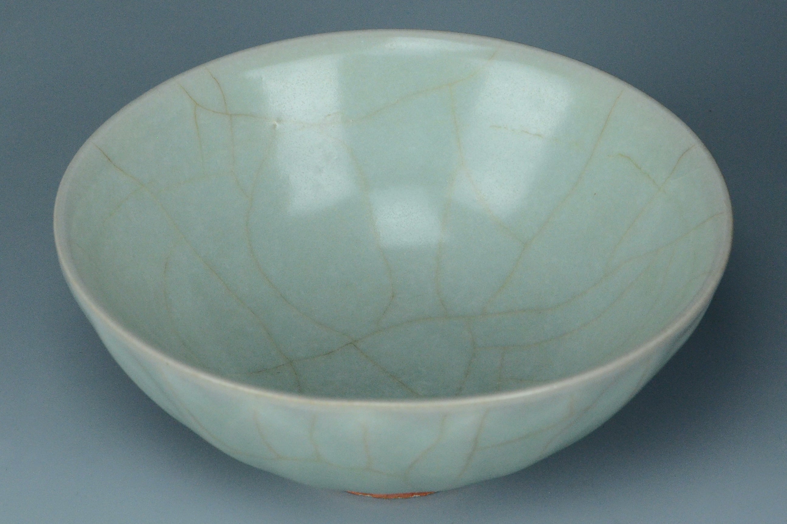 P959: A CHINESE SONG DYNASTY STYLE LONGQUAN CELADON BOWL