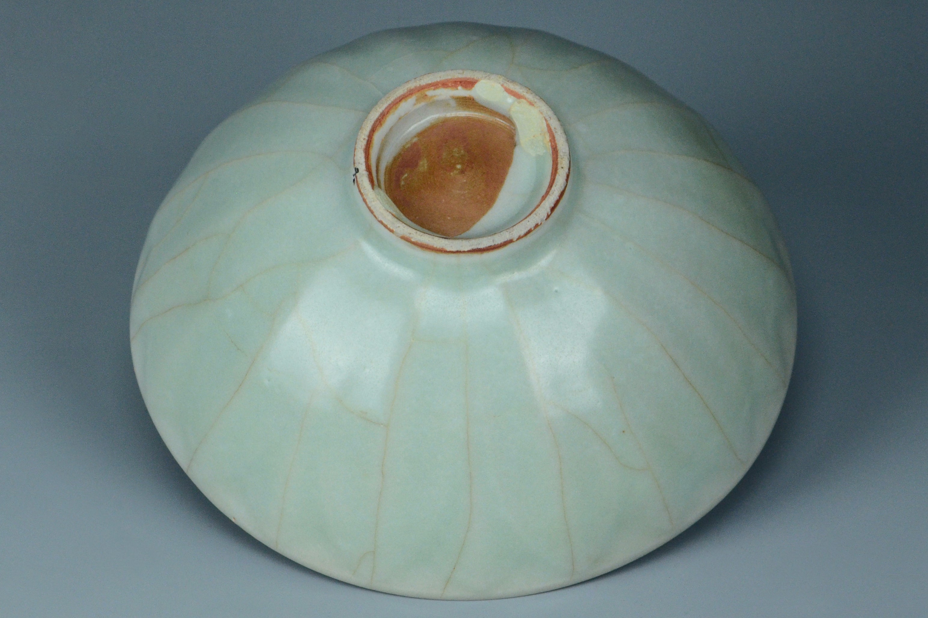 P959: A CHINESE SONG DYNASTY STYLE LONGQUAN CELADON BOWL