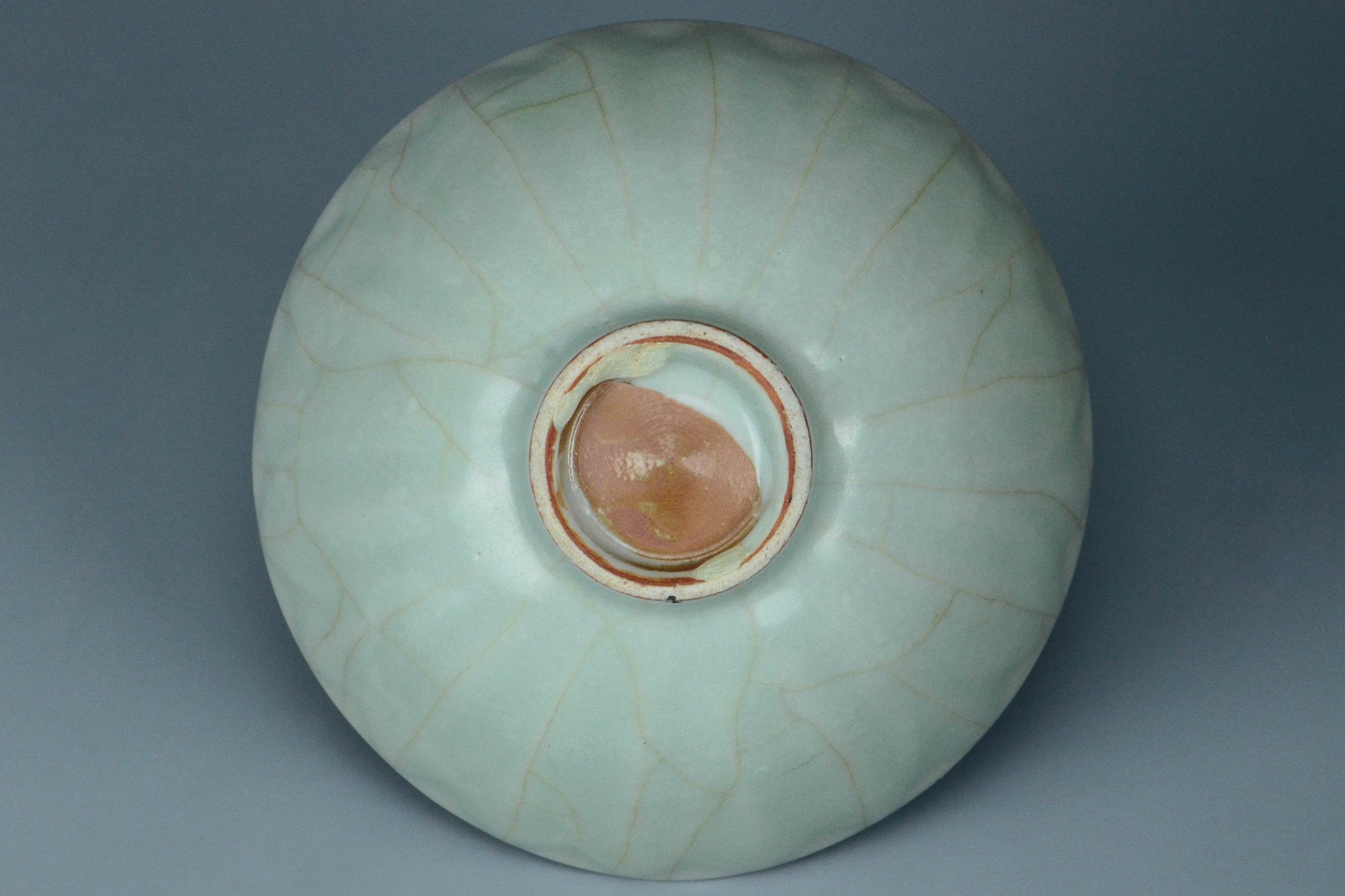 P959: A CHINESE SONG DYNASTY STYLE LONGQUAN CELADON BOWL