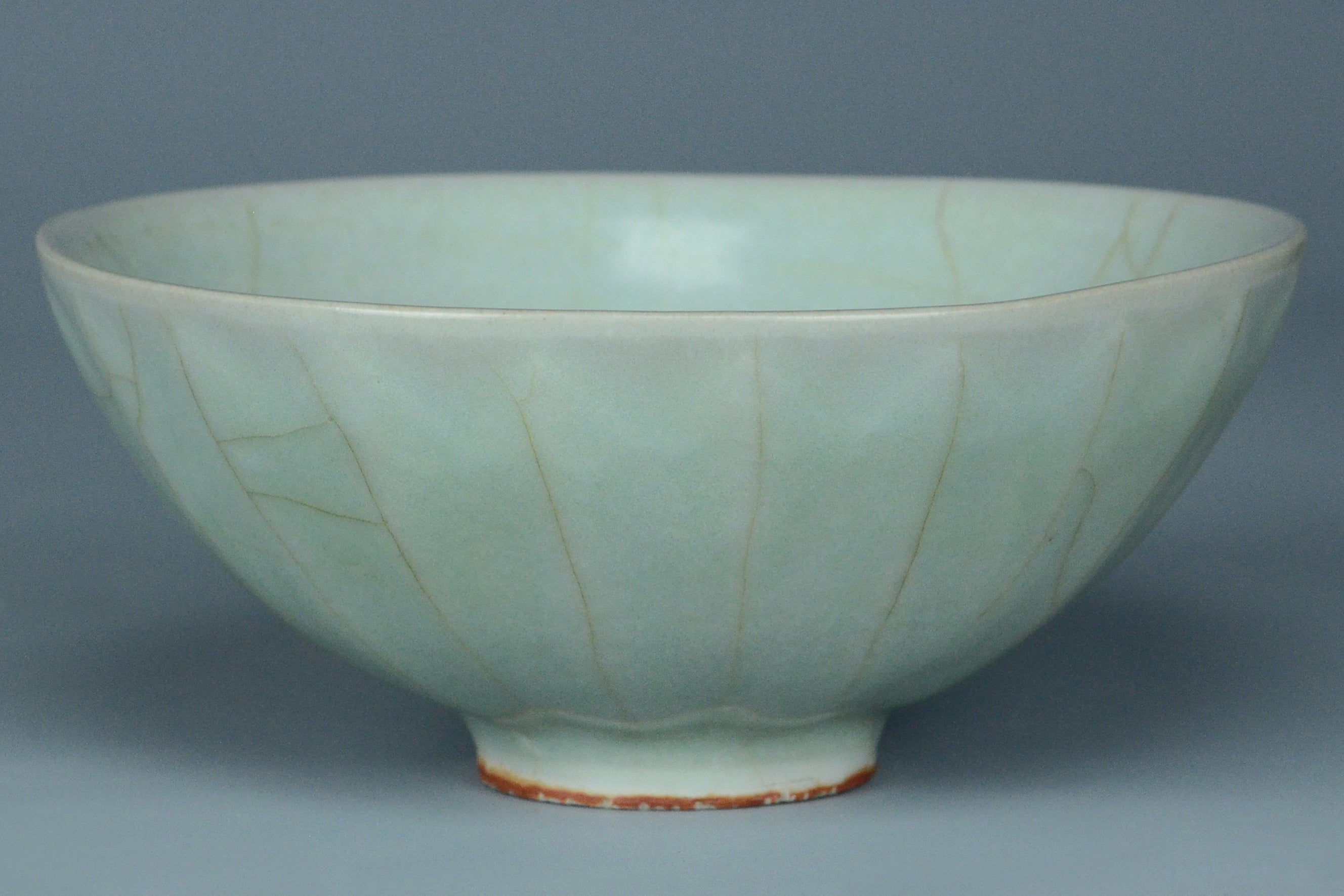 P959: A CHINESE SONG DYNASTY STYLE LONGQUAN CELADON BOWL