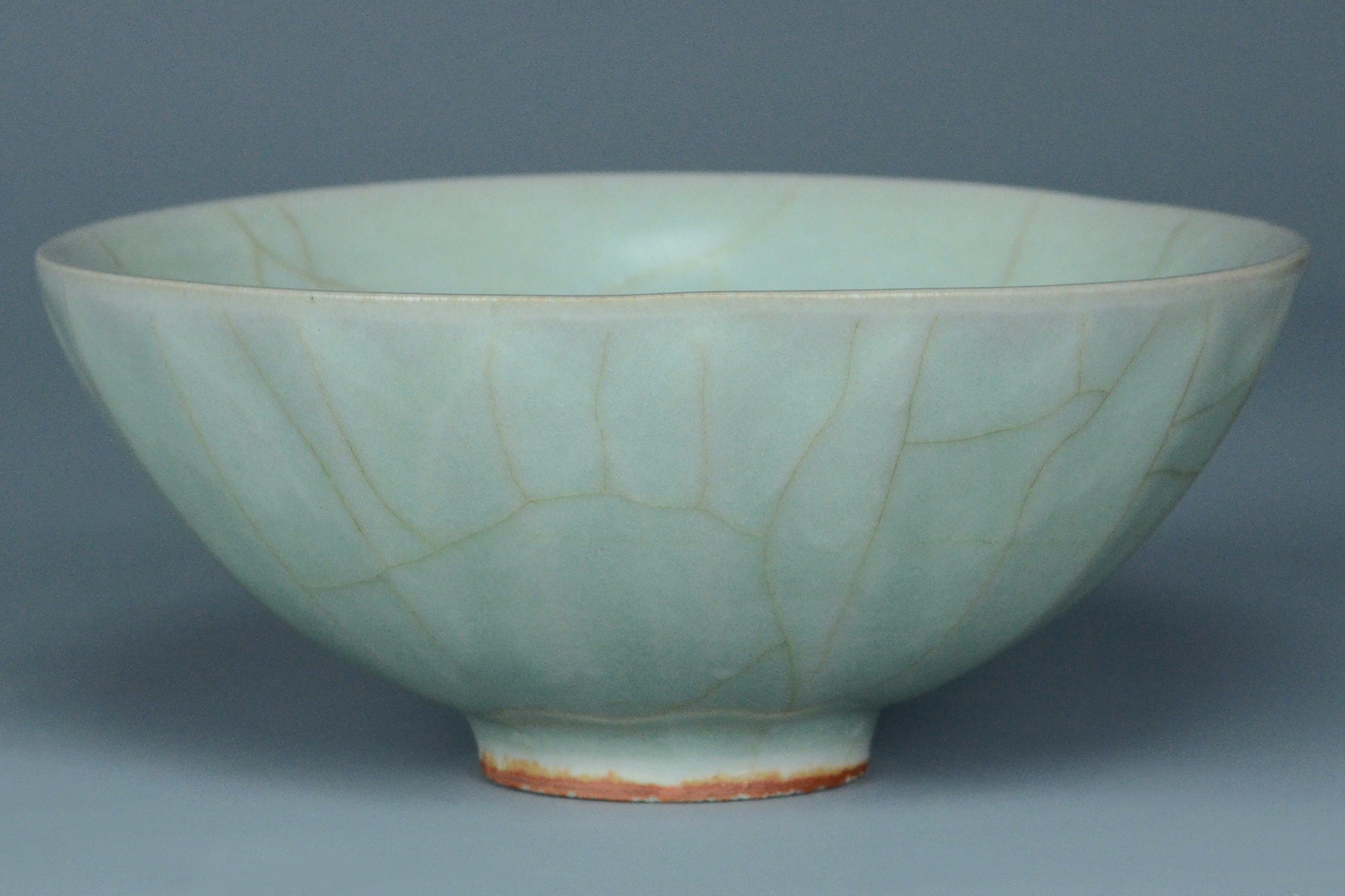 P959: A CHINESE SONG DYNASTY STYLE LONGQUAN CELADON BOWL