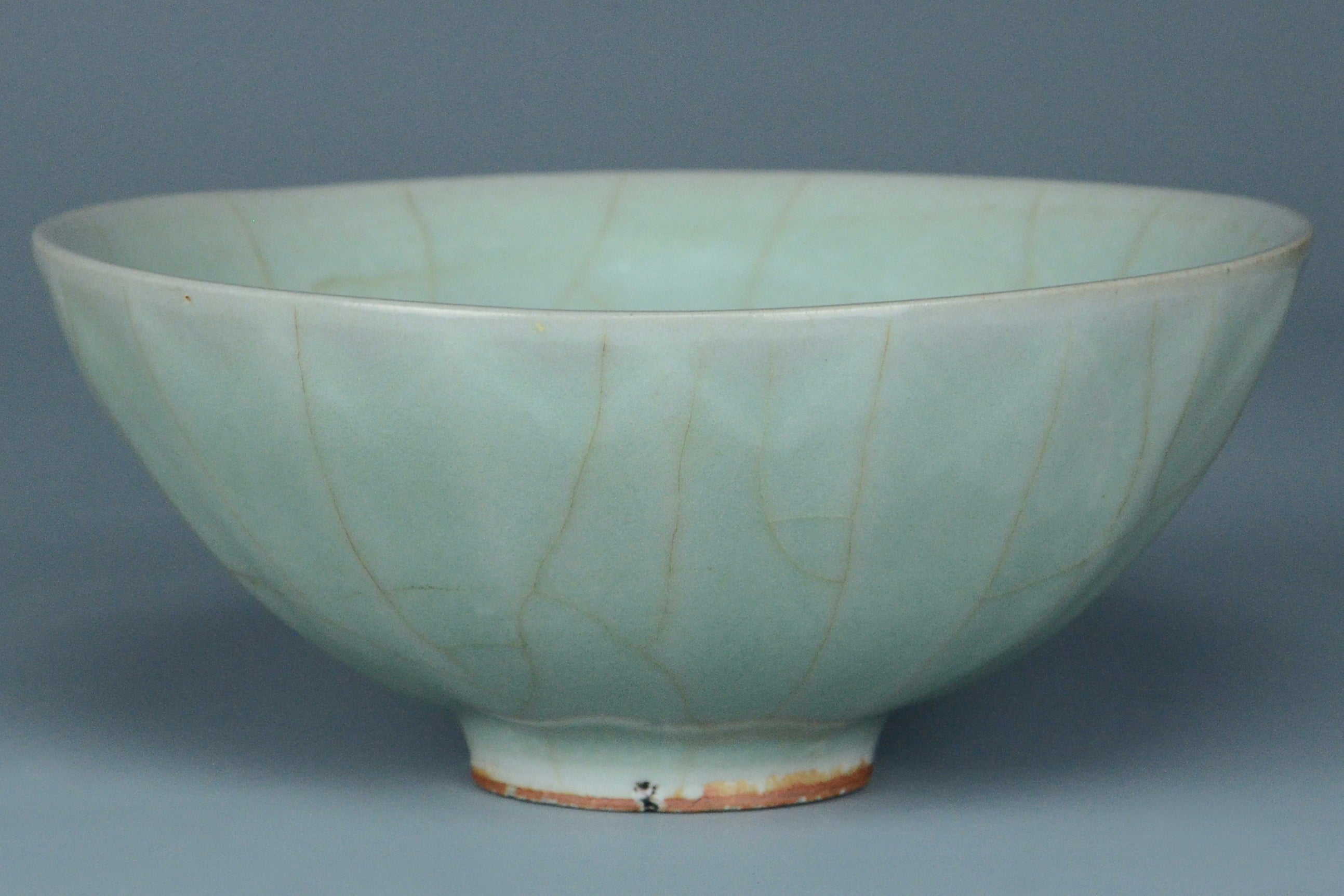 P959: A CHINESE SONG DYNASTY STYLE LONGQUAN CELADON BOWL