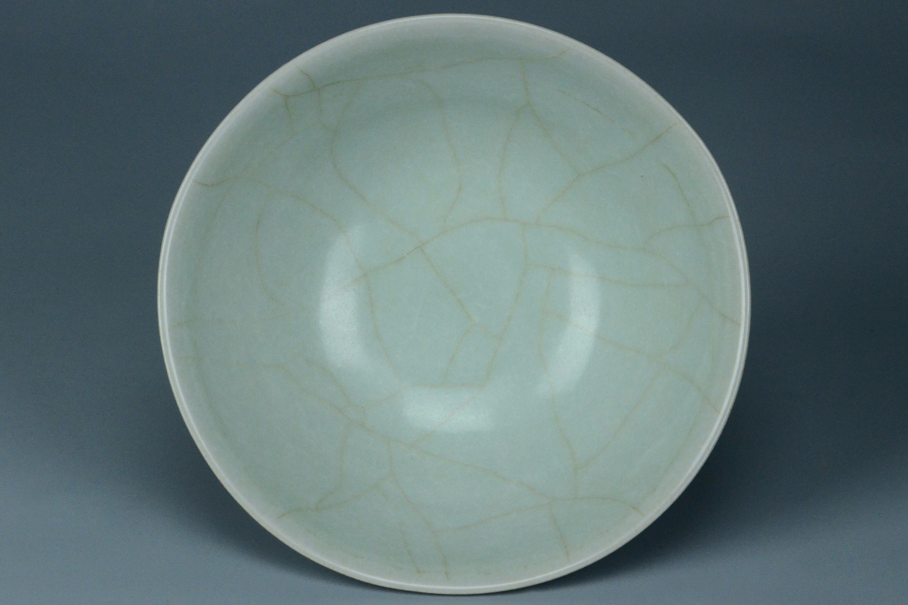 P959: A CHINESE SONG DYNASTY STYLE LONGQUAN CELADON BOWL