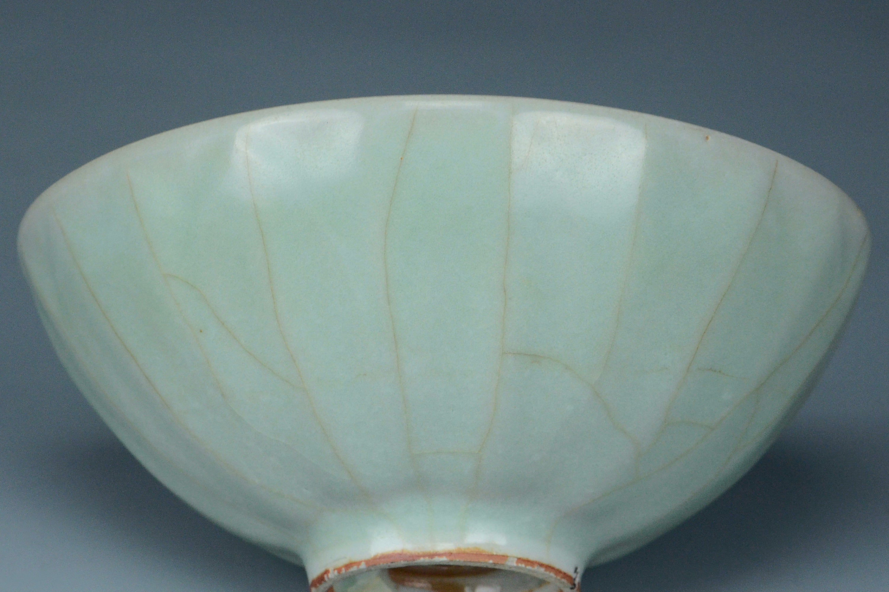 P959: A CHINESE SONG DYNASTY STYLE LONGQUAN CELADON BOWL