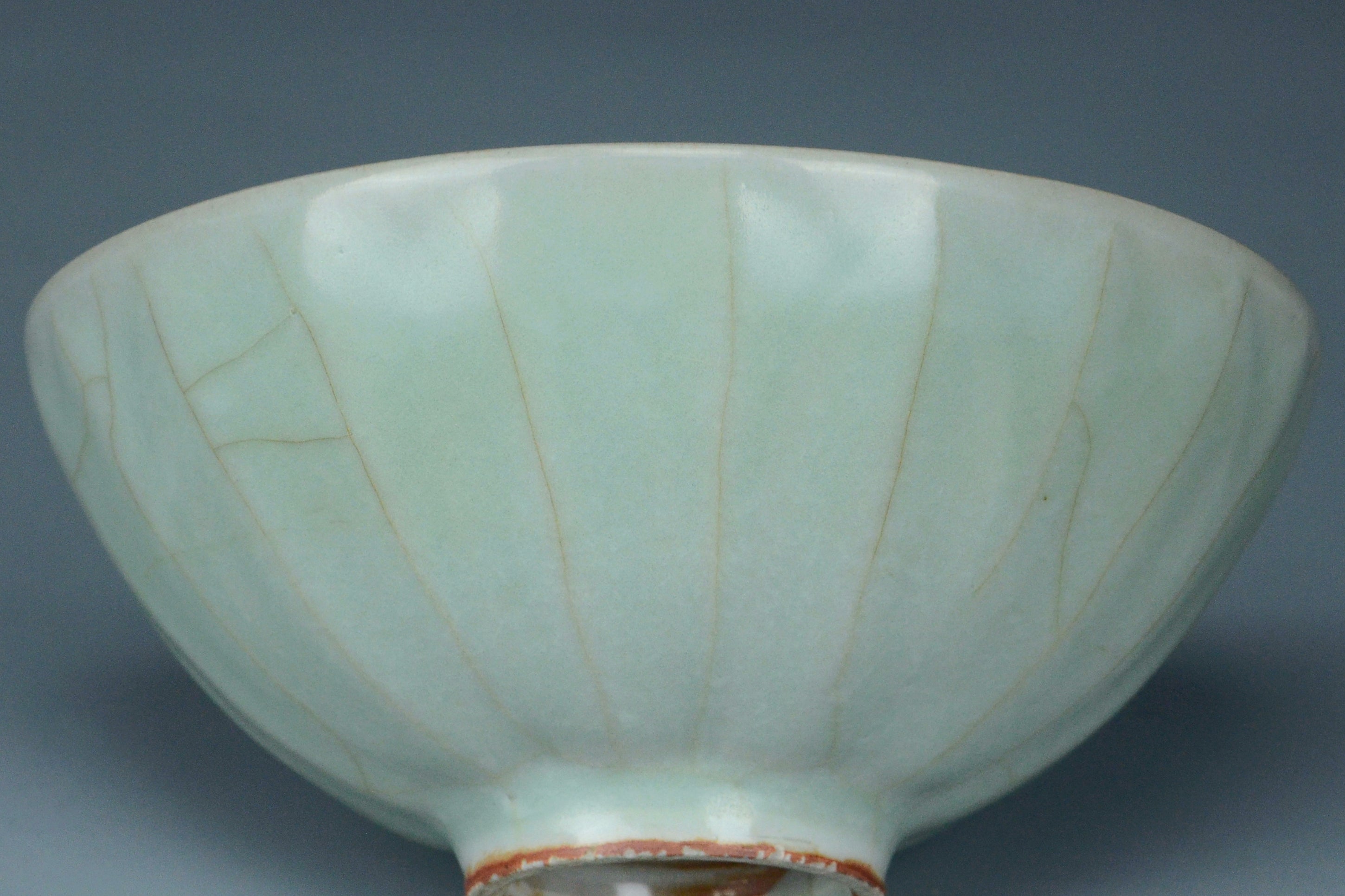 P959: A CHINESE SONG DYNASTY STYLE LONGQUAN CELADON BOWL