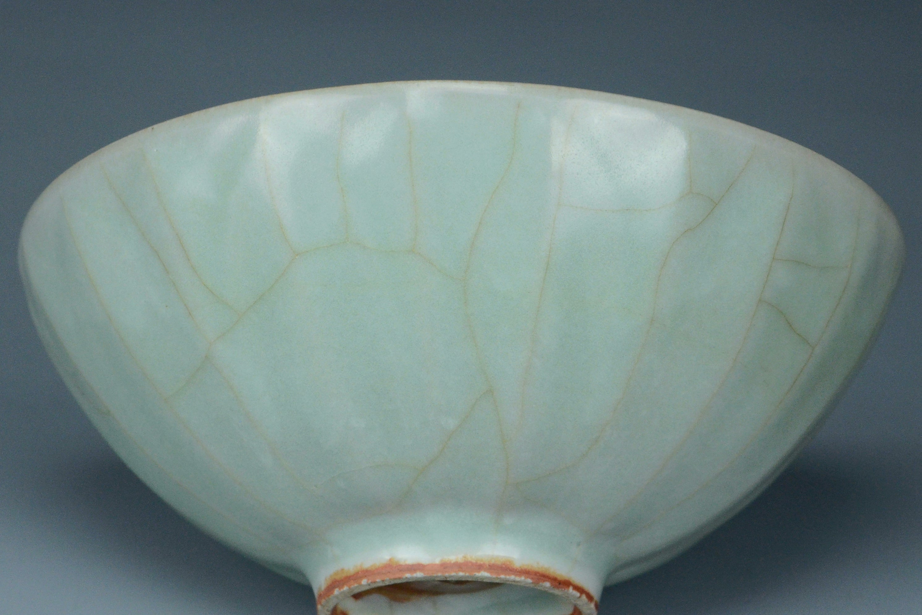 P959: A CHINESE SONG DYNASTY STYLE LONGQUAN CELADON BOWL