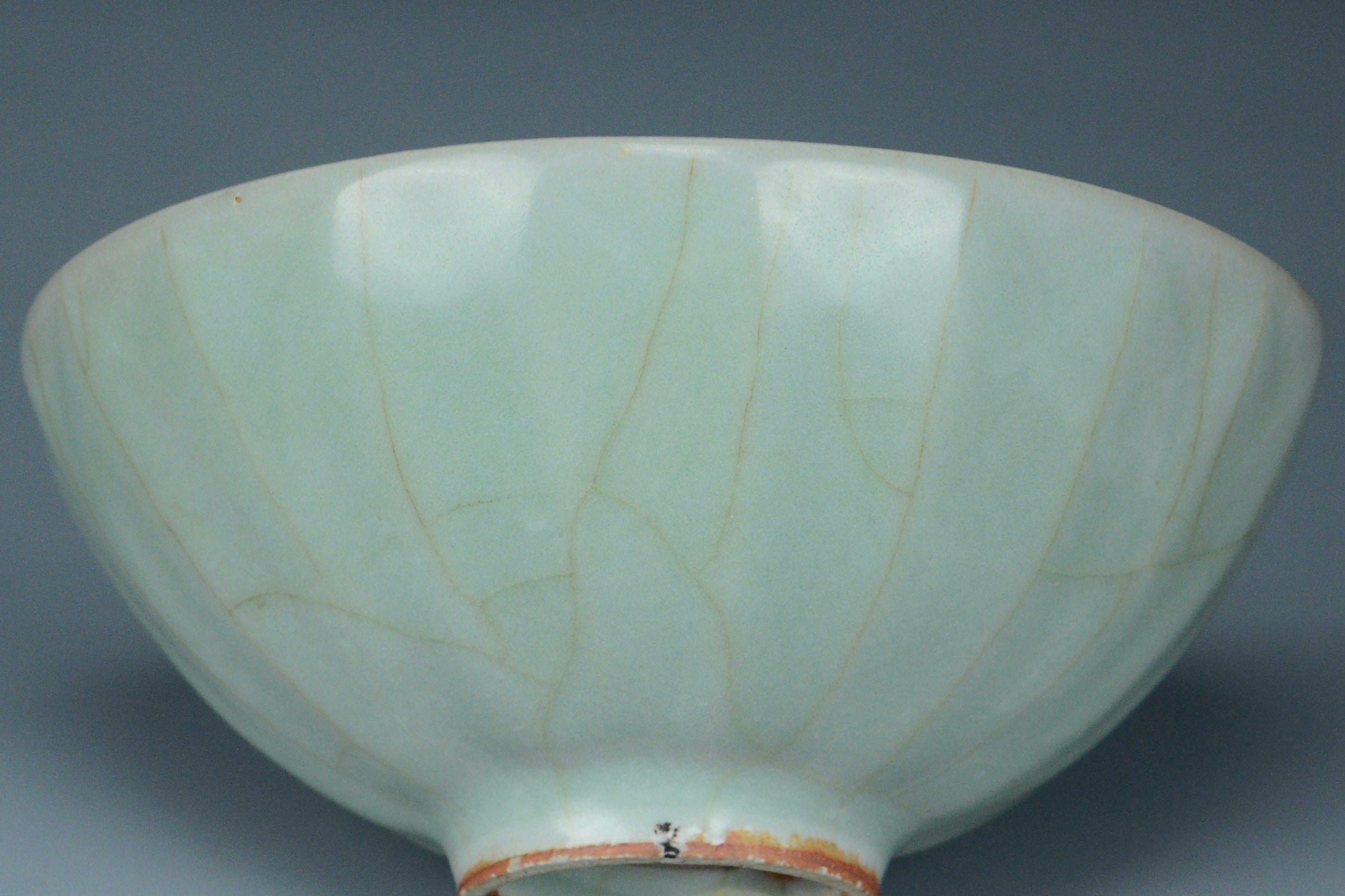 P959: A CHINESE SONG DYNASTY STYLE LONGQUAN CELADON BOWL