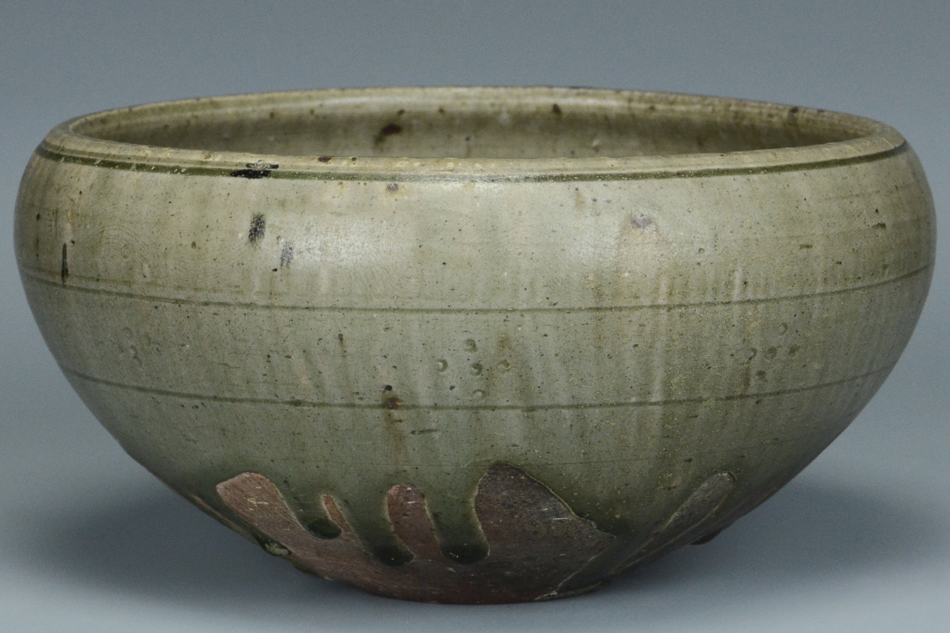 P960: A CHINESE SUI DYNASTY STYLE CELADON GLAZED ALMS BOWL