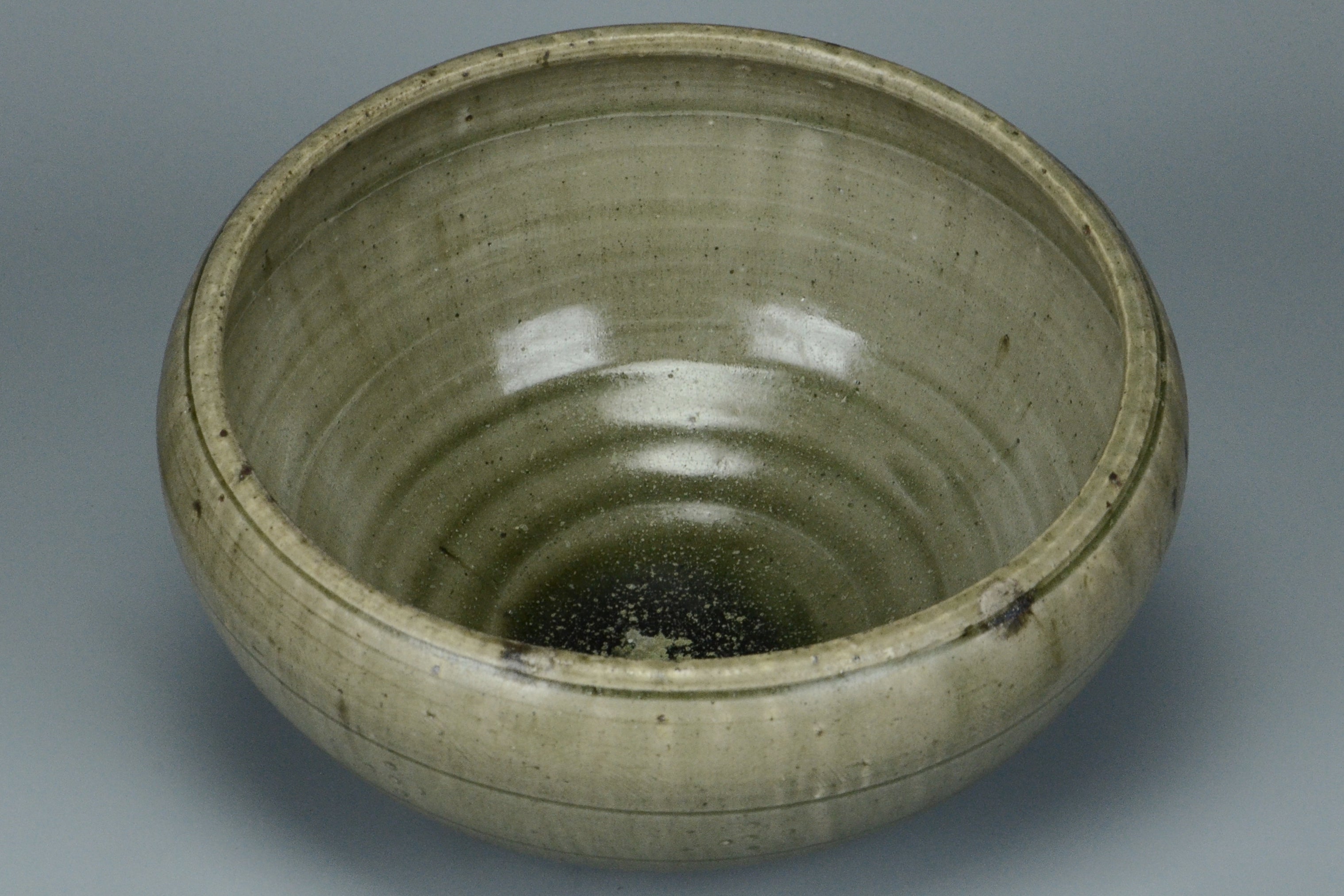 P960: A CHINESE SUI DYNASTY STYLE CELADON GLAZED ALMS BOWL