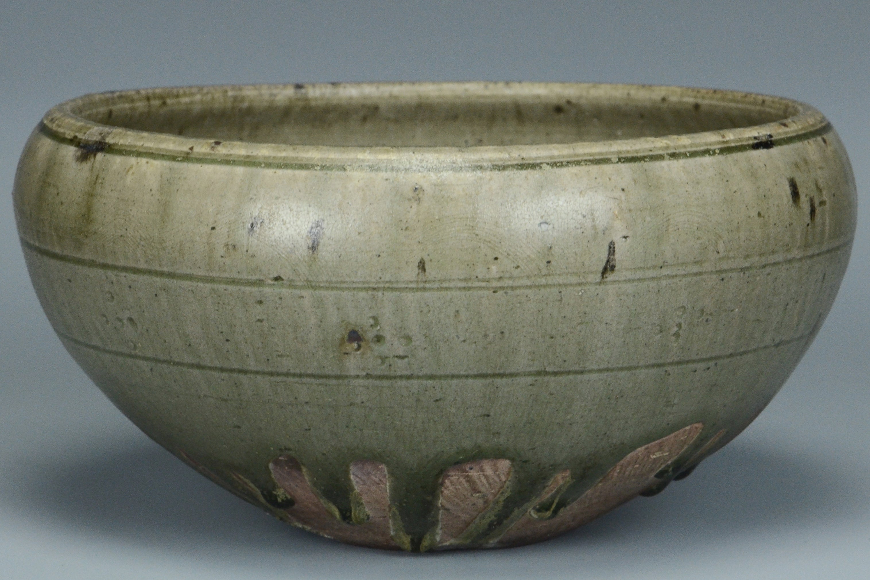 P960: A CHINESE SUI DYNASTY STYLE CELADON GLAZED ALMS BOWL