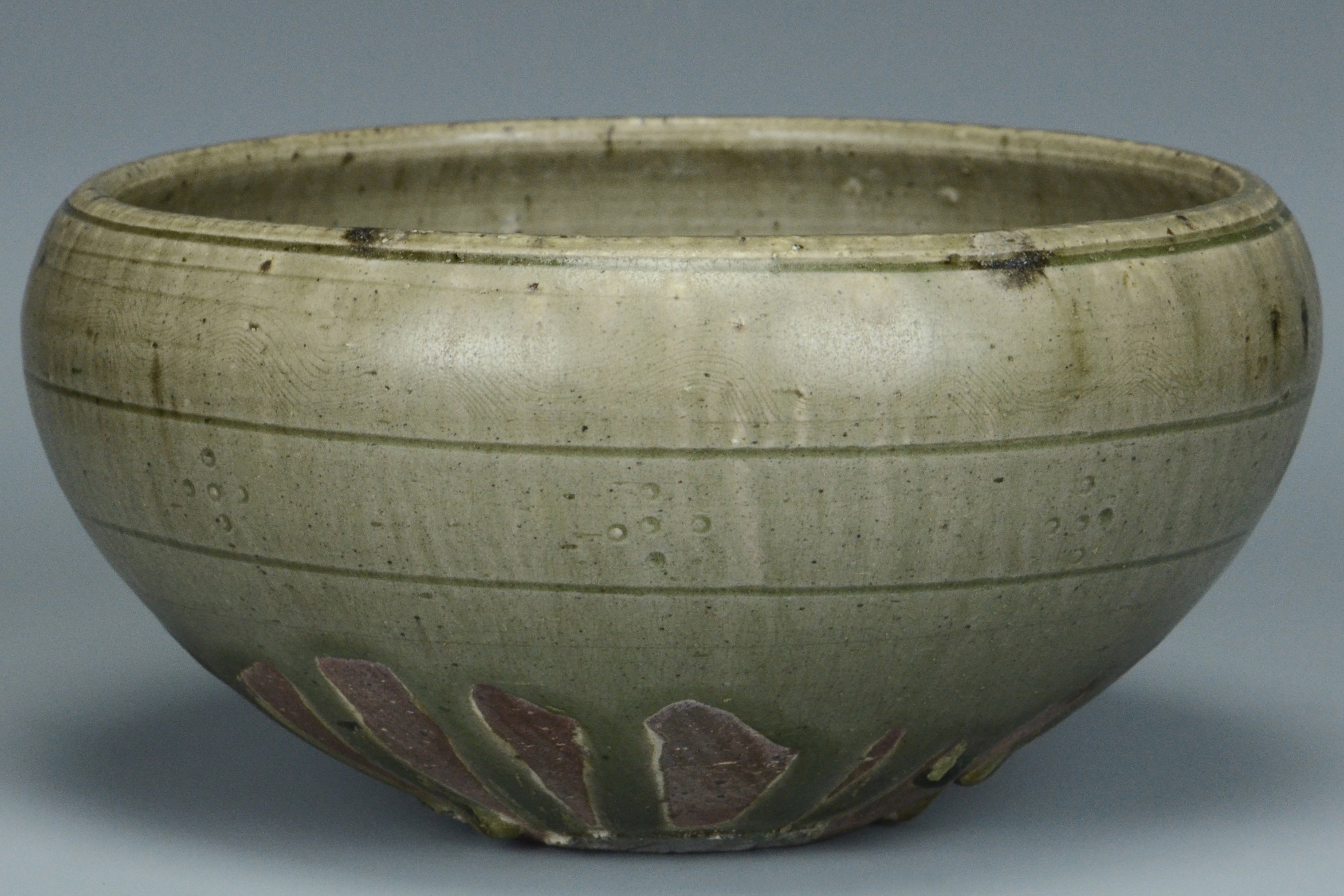 P960: A CHINESE SUI DYNASTY STYLE CELADON GLAZED ALMS BOWL