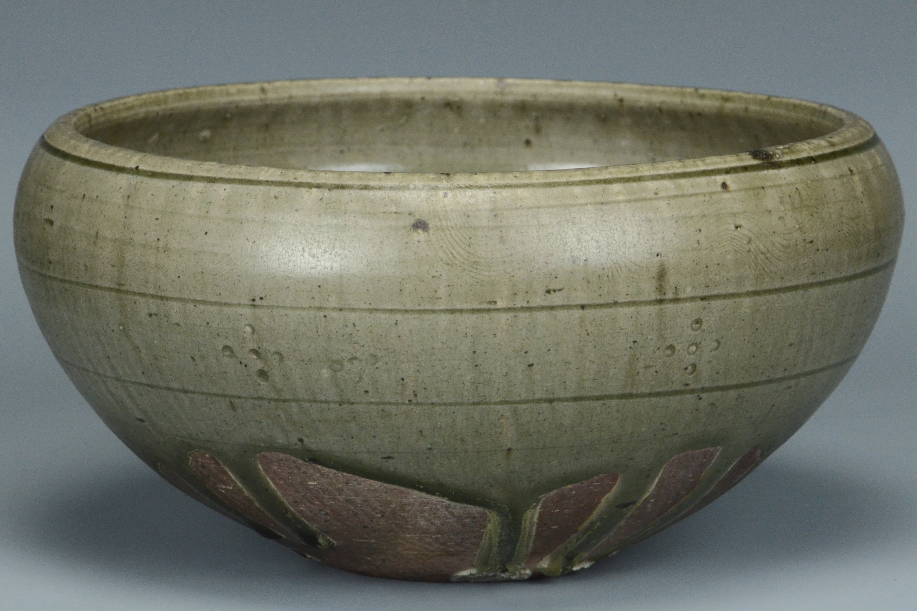 P960: A CHINESE SUI DYNASTY STYLE CELADON GLAZED ALMS BOWL