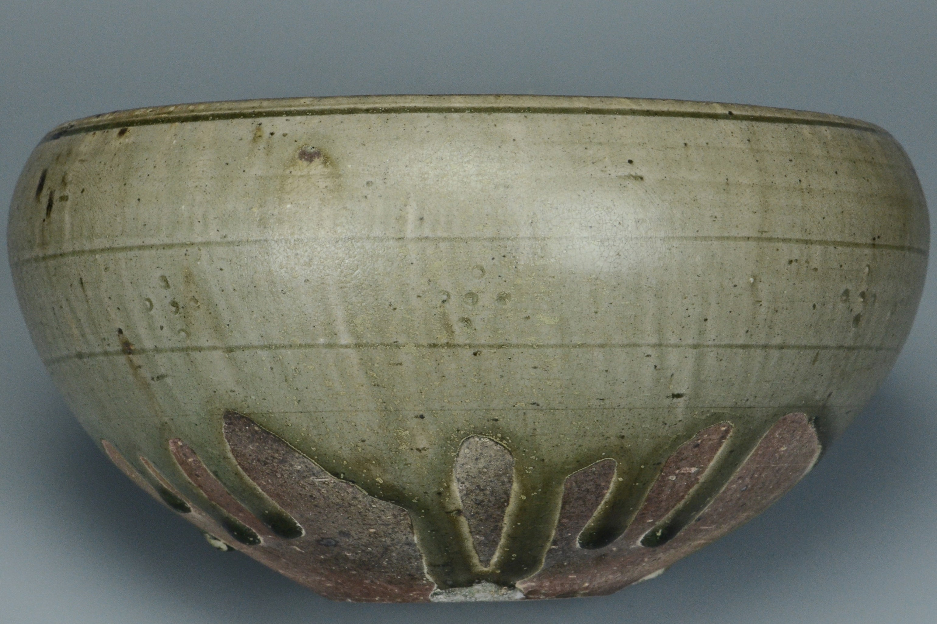 P960: A CHINESE SUI DYNASTY STYLE CELADON GLAZED ALMS BOWL