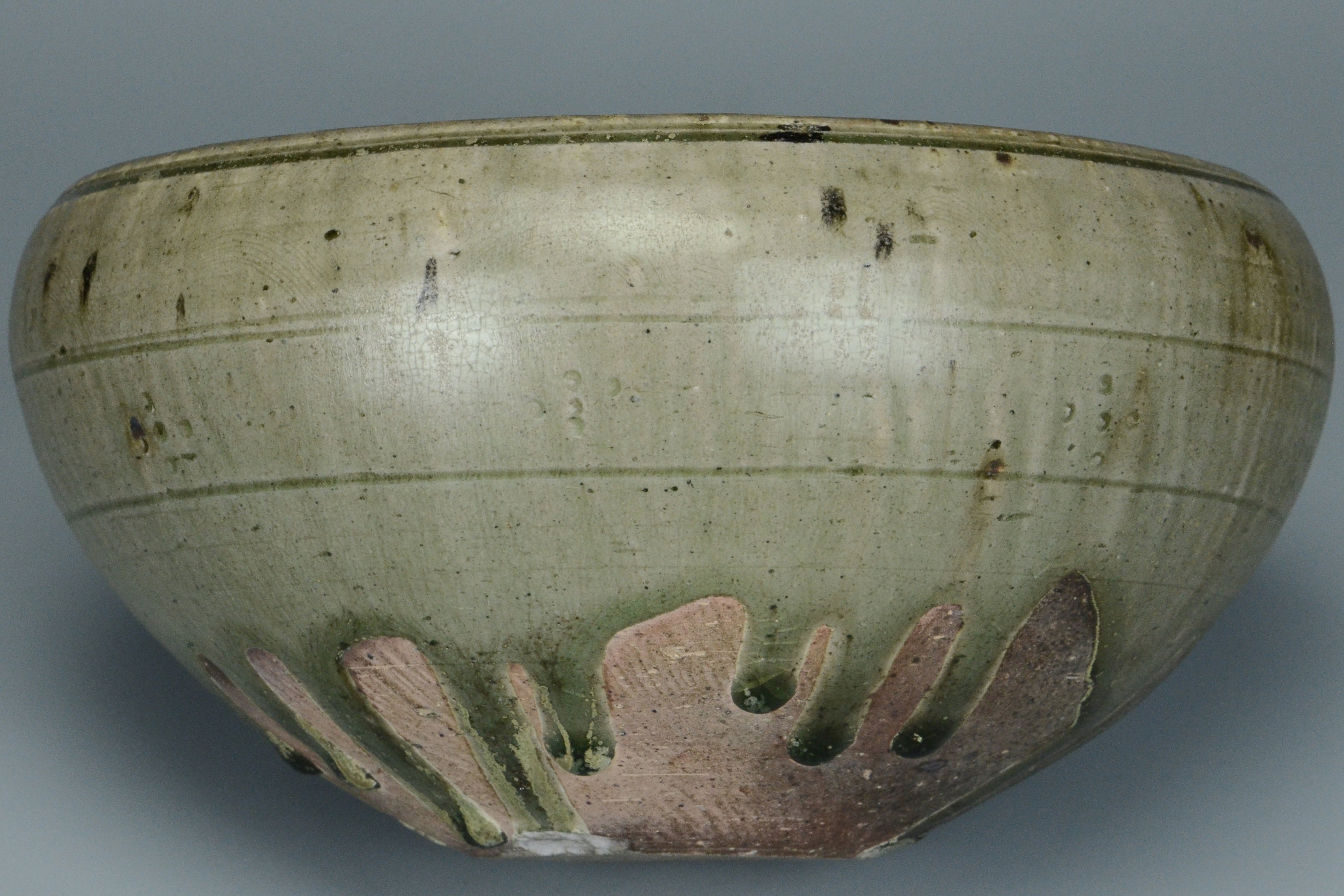 P960: A CHINESE SUI DYNASTY STYLE CELADON GLAZED ALMS BOWL