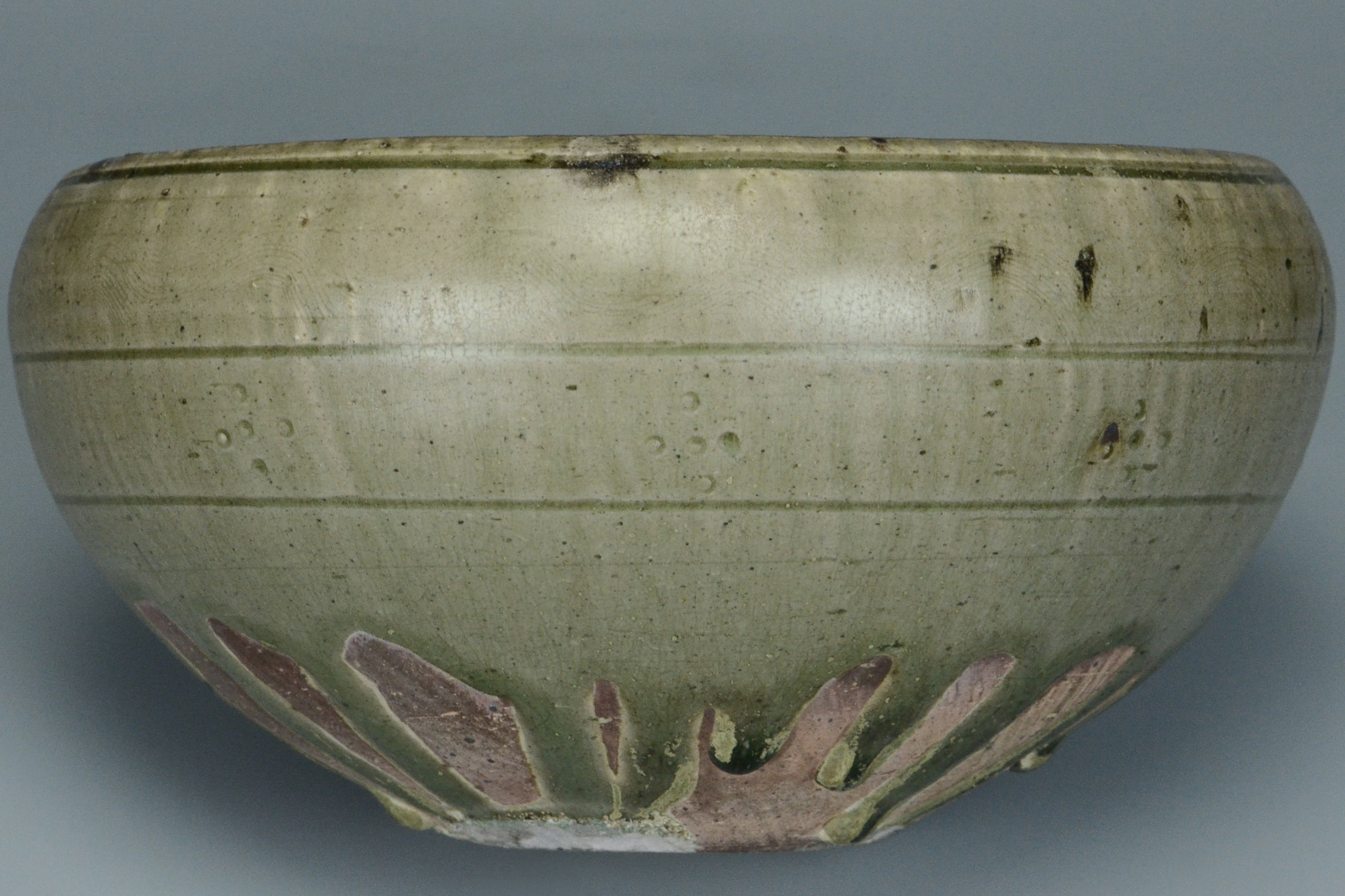 P960: A CHINESE SUI DYNASTY STYLE CELADON GLAZED ALMS BOWL