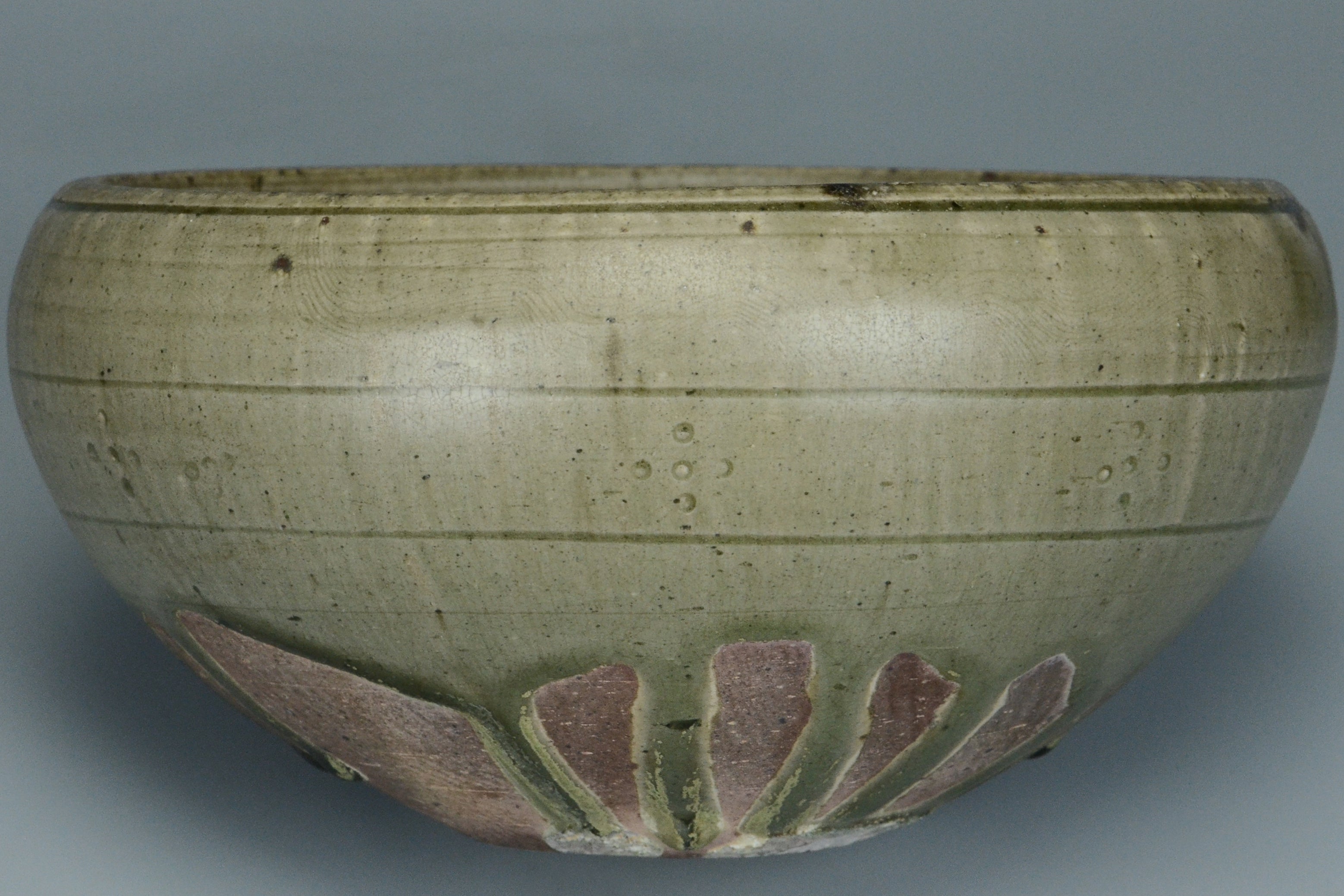 P960: A CHINESE SUI DYNASTY STYLE CELADON GLAZED ALMS BOWL