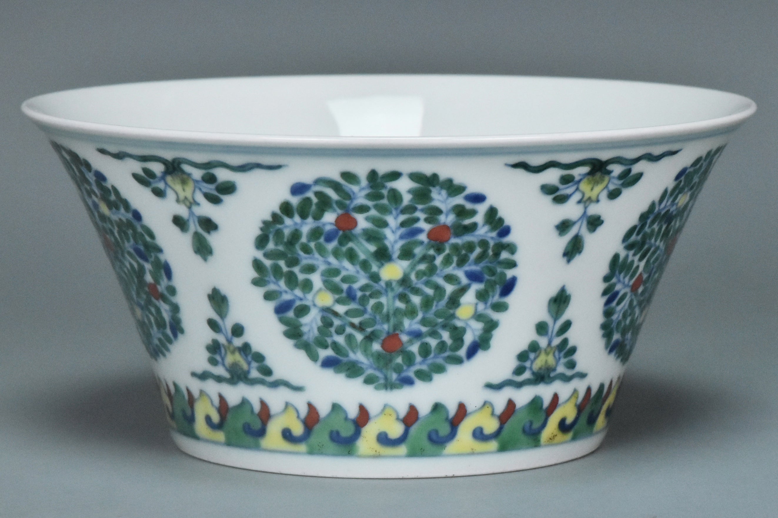 P999: A CHINESE QING DYNASTY STYLE DOUCAI BOWL QIANLONG MARK