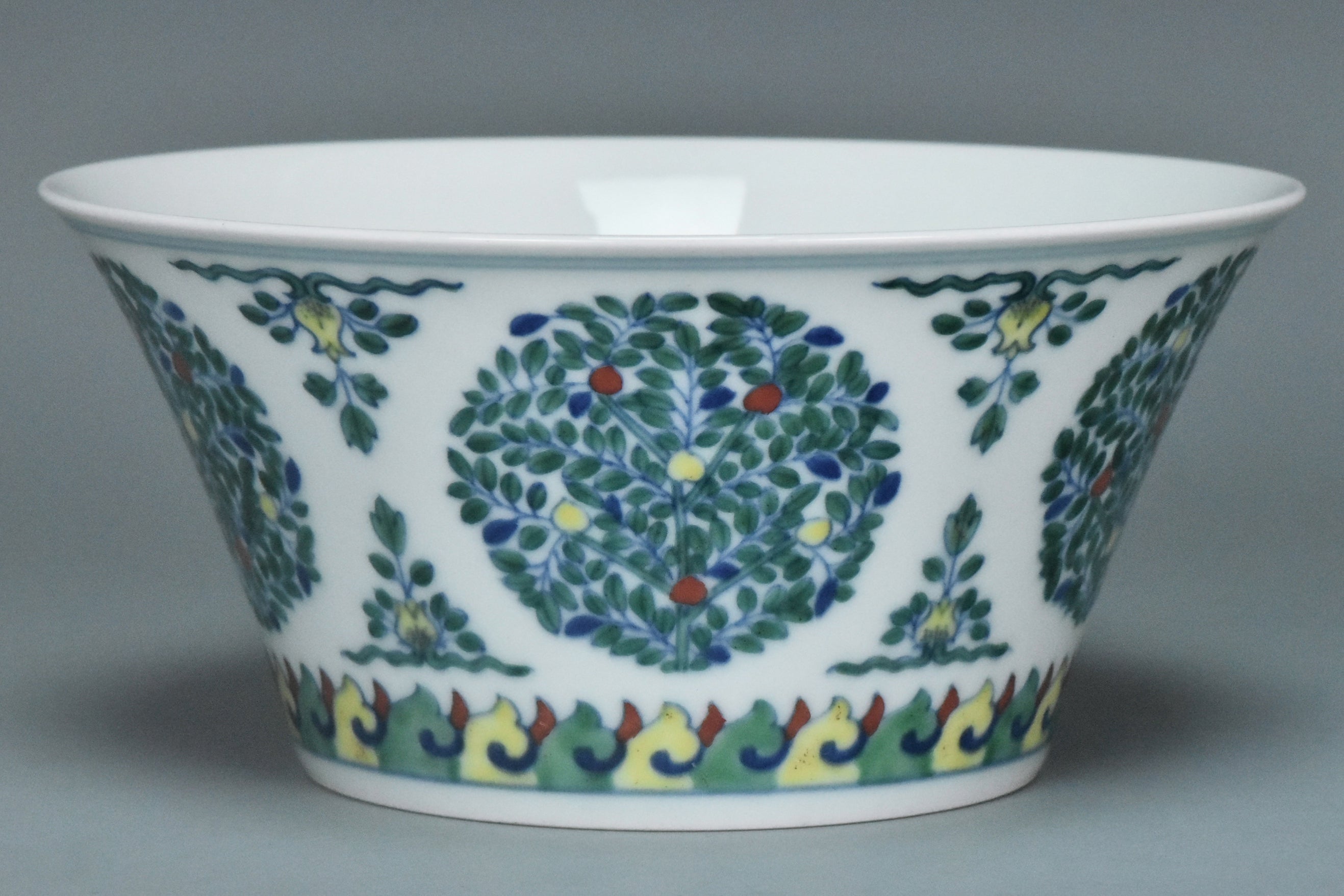 P999: A CHINESE QING DYNASTY STYLE DOUCAI BOWL QIANLONG MARK