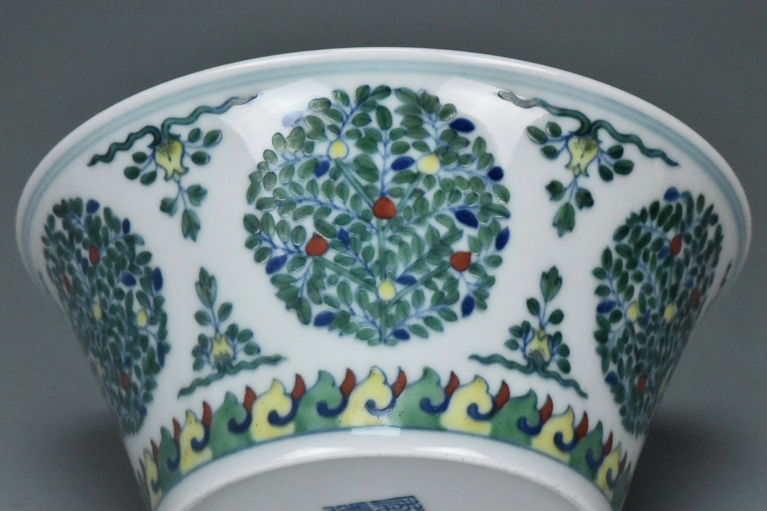 P999: A CHINESE QING DYNASTY STYLE DOUCAI BOWL QIANLONG MARK