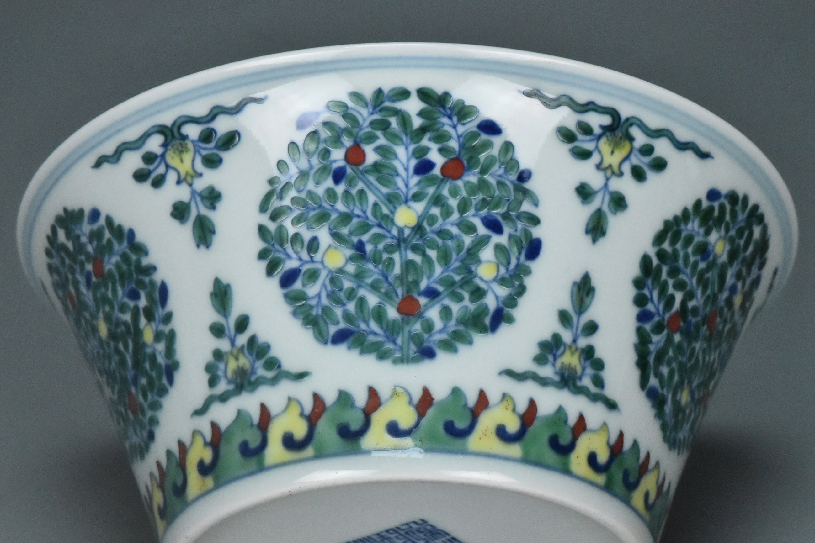 P999: A CHINESE QING DYNASTY STYLE DOUCAI BOWL QIANLONG MARK