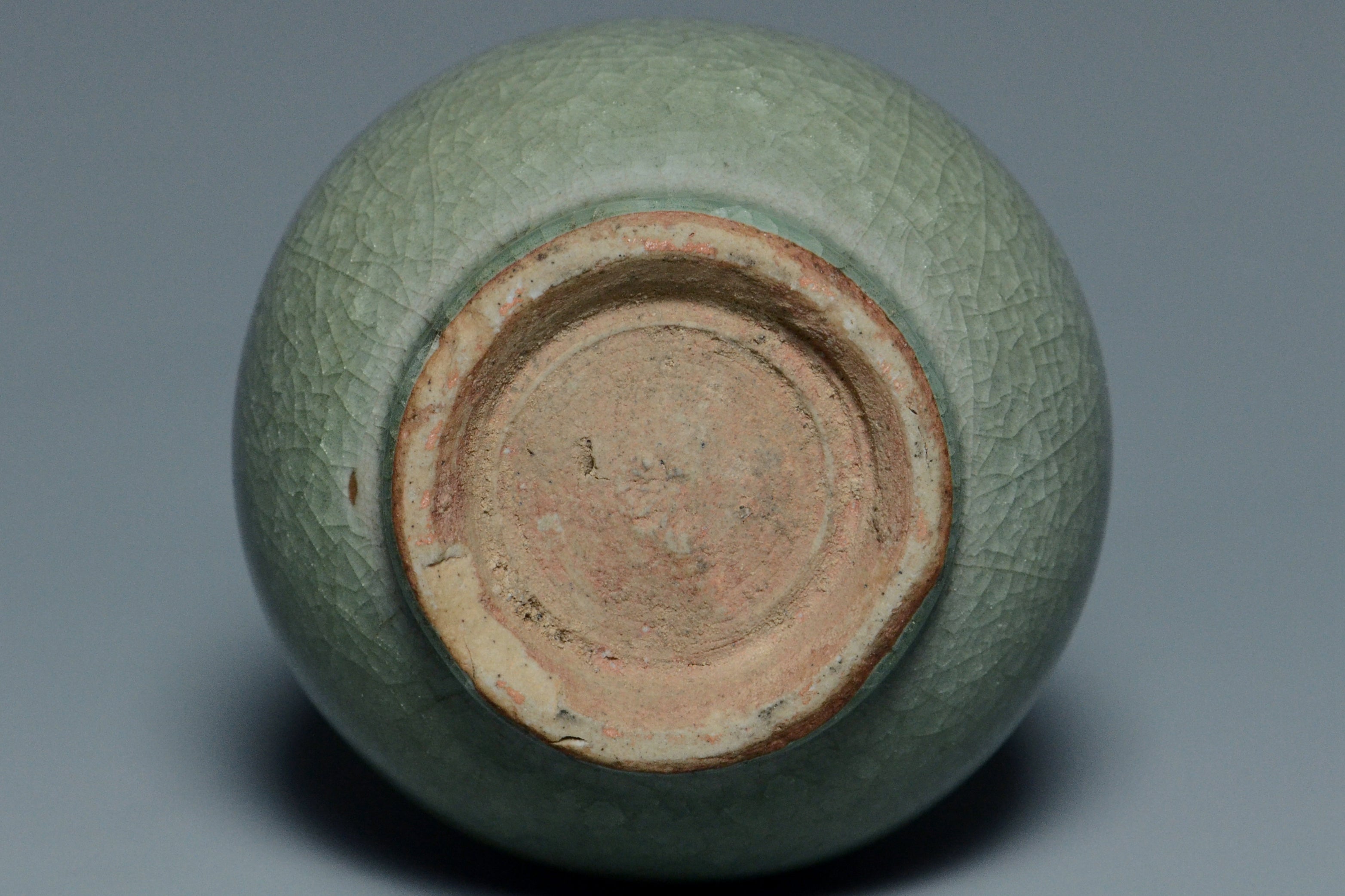 R012: A CHINESE SONG DYNASTY STYLE LONGQUAN CELADON VASE