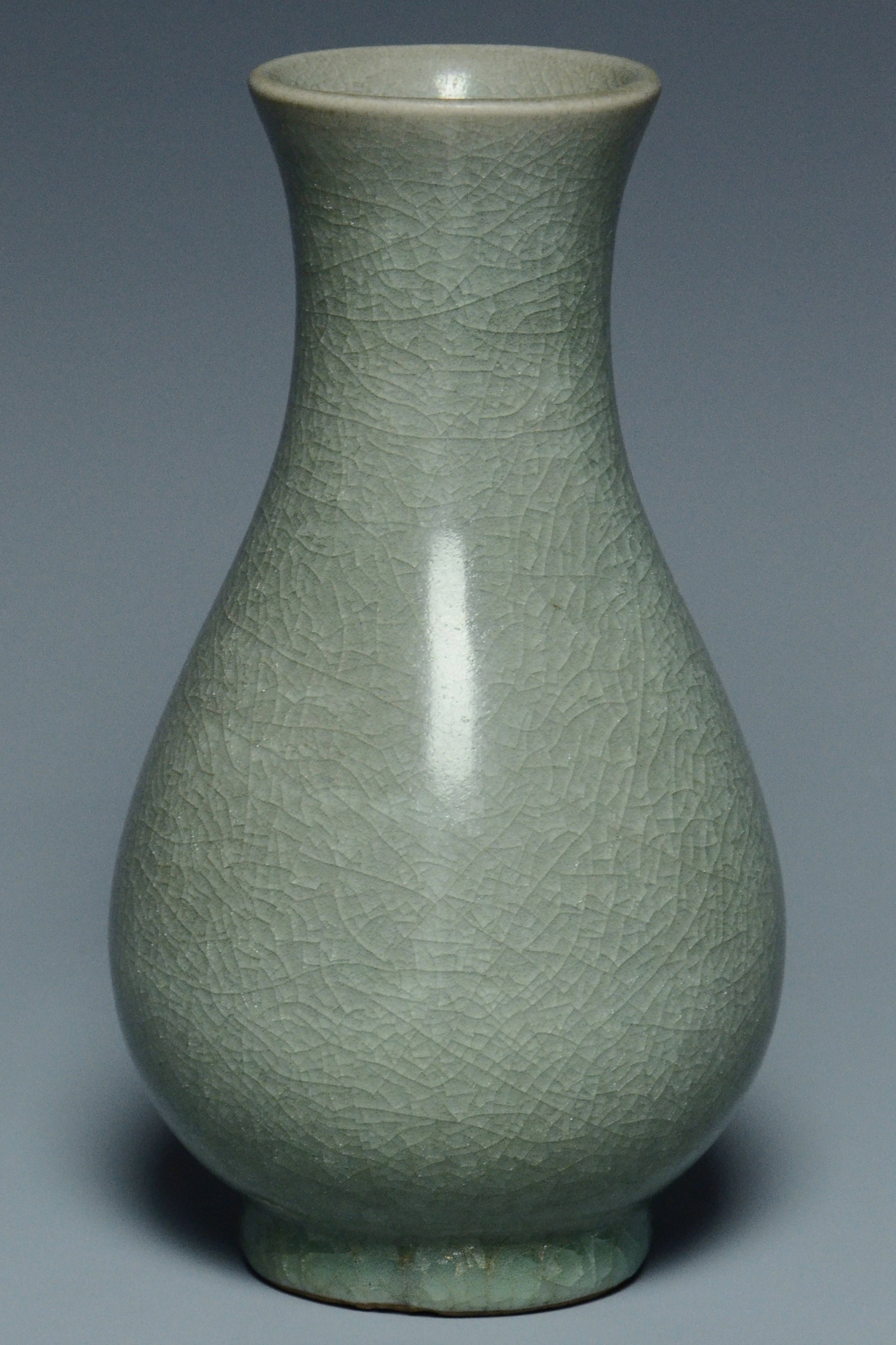 R012: A CHINESE SONG DYNASTY STYLE LONGQUAN CELADON VASE