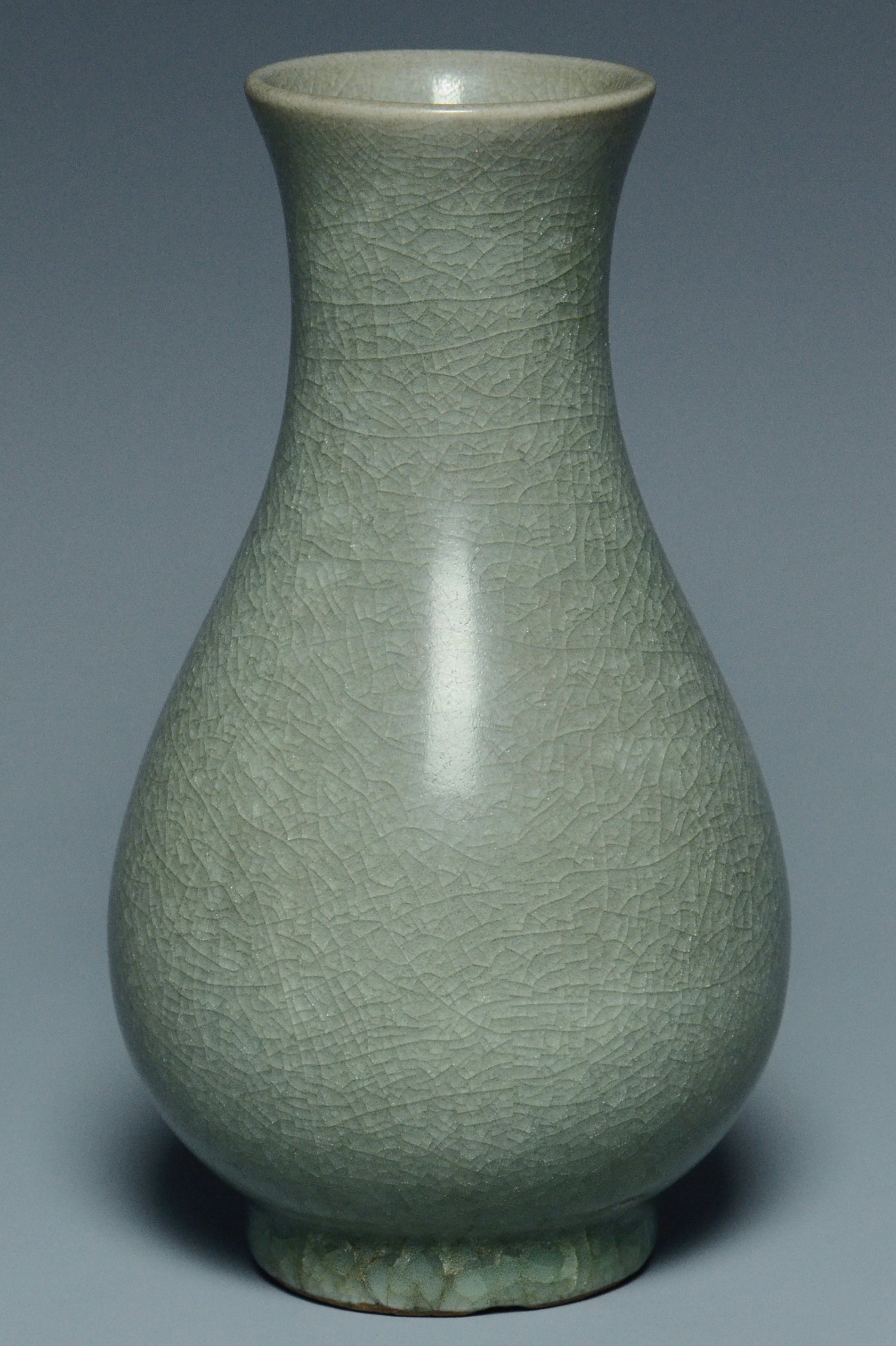 R012: A CHINESE SONG DYNASTY STYLE LONGQUAN CELADON VASE