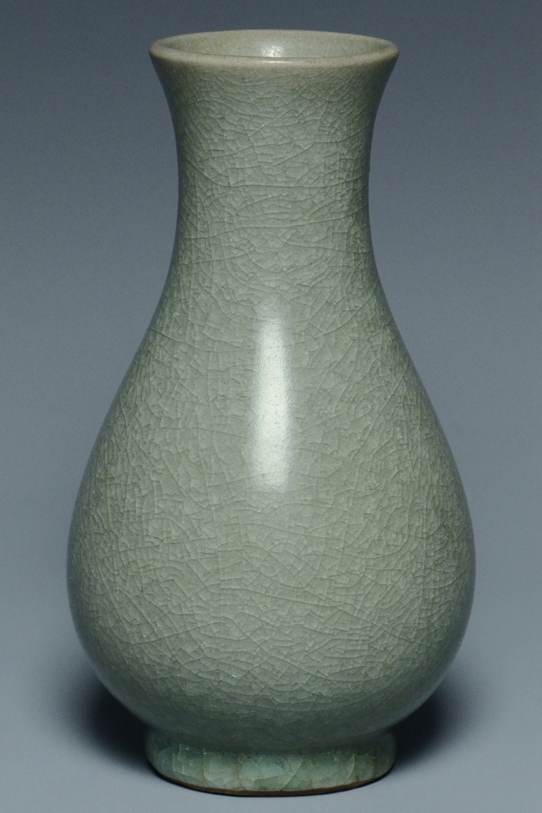 R012: A CHINESE SONG DYNASTY STYLE LONGQUAN CELADON VASE