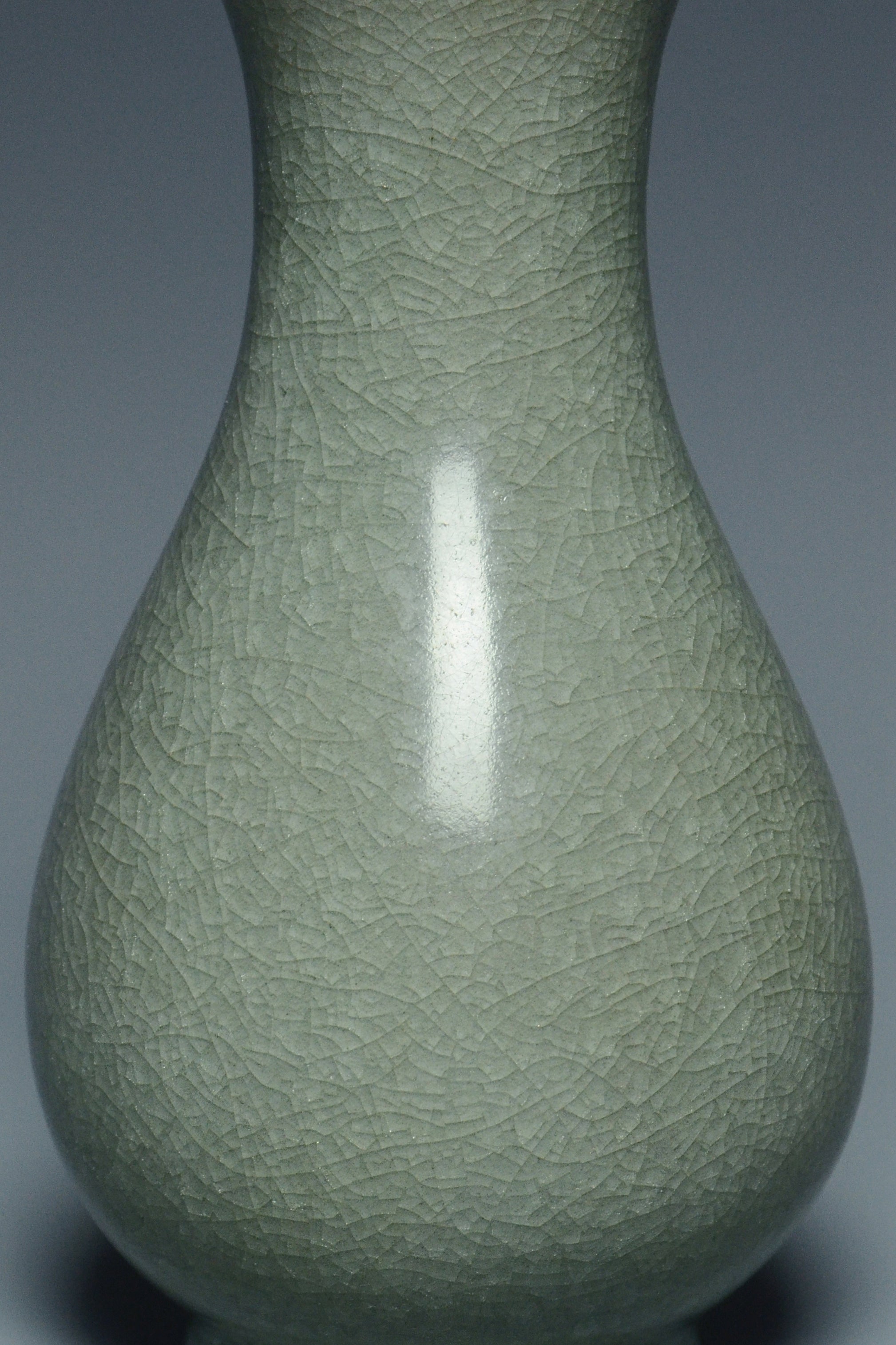 R012: A CHINESE SONG DYNASTY STYLE LONGQUAN CELADON VASE